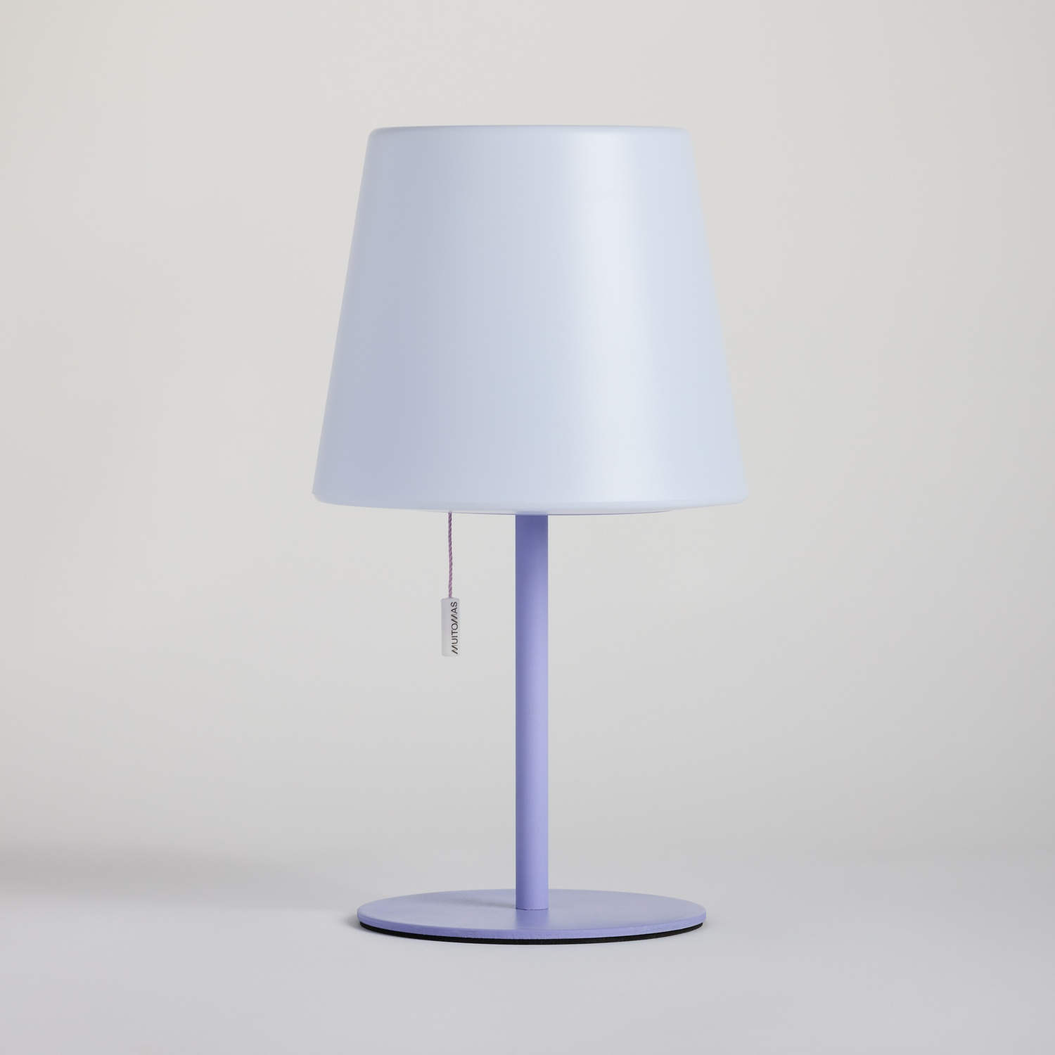 Una lampada da tavolo lavanda con paralume conico.