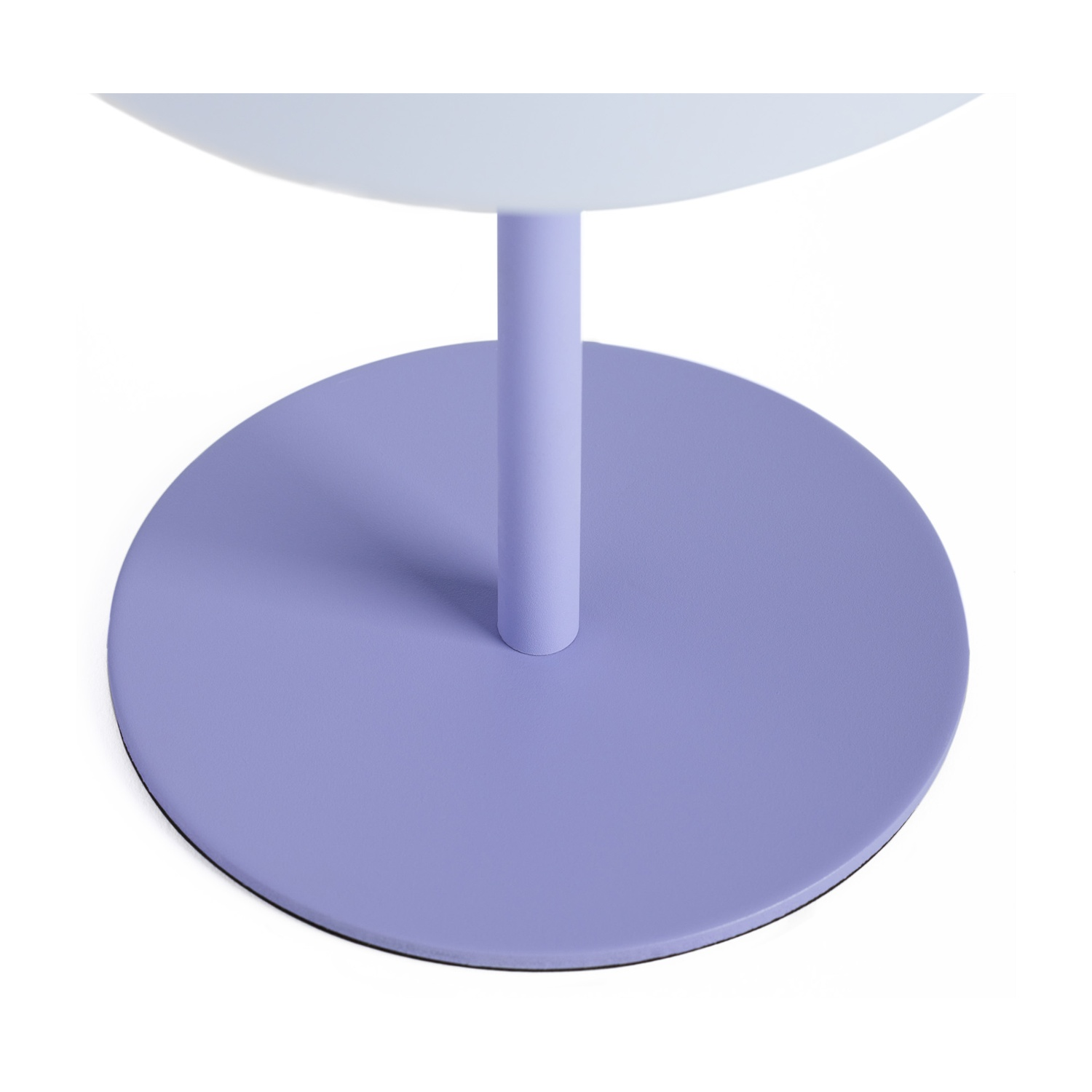 Una base rotonda color lavanda con stelo viola e parte superiore blu chiaro.