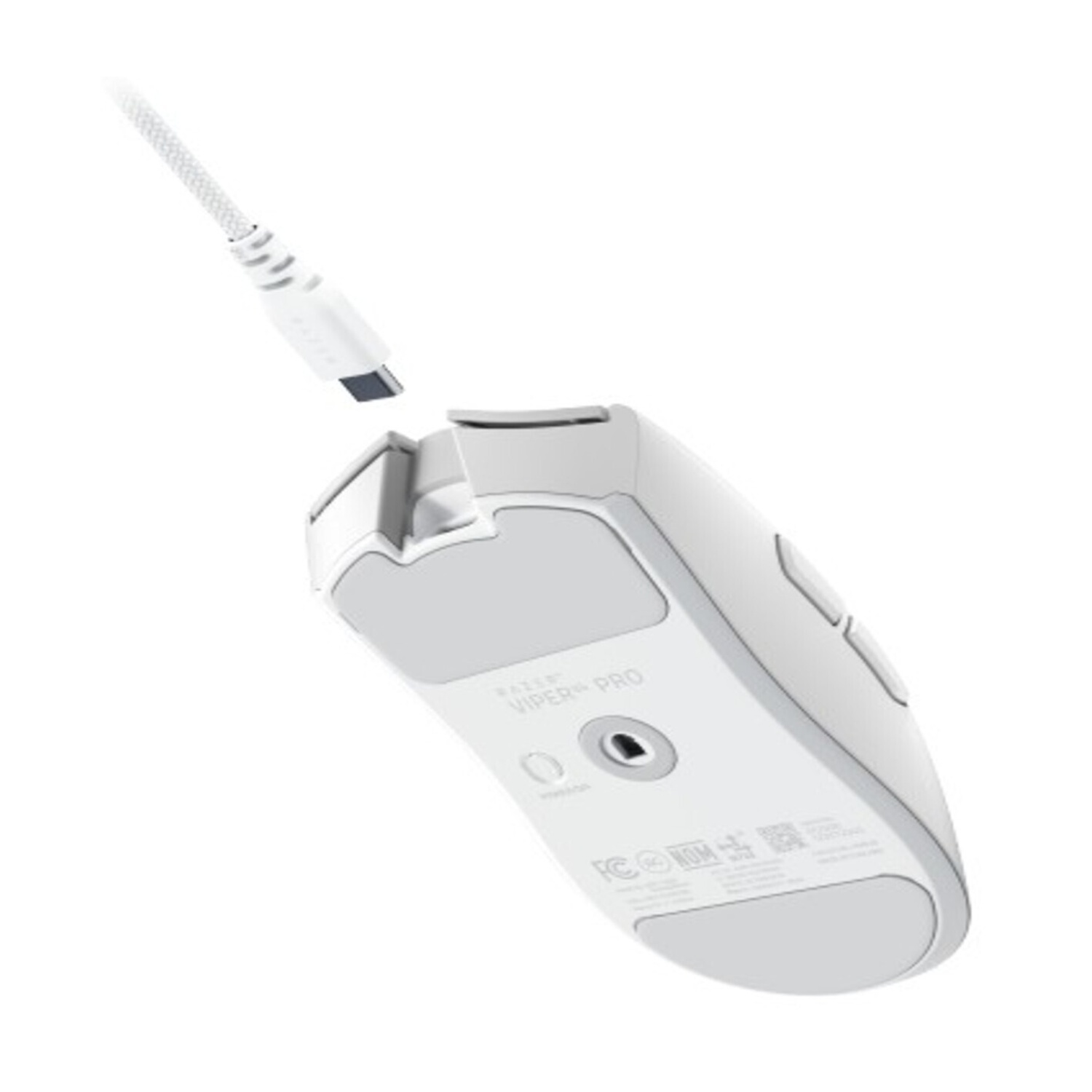 Mouse gaming bianco con cavo USB-C in fase di connessione