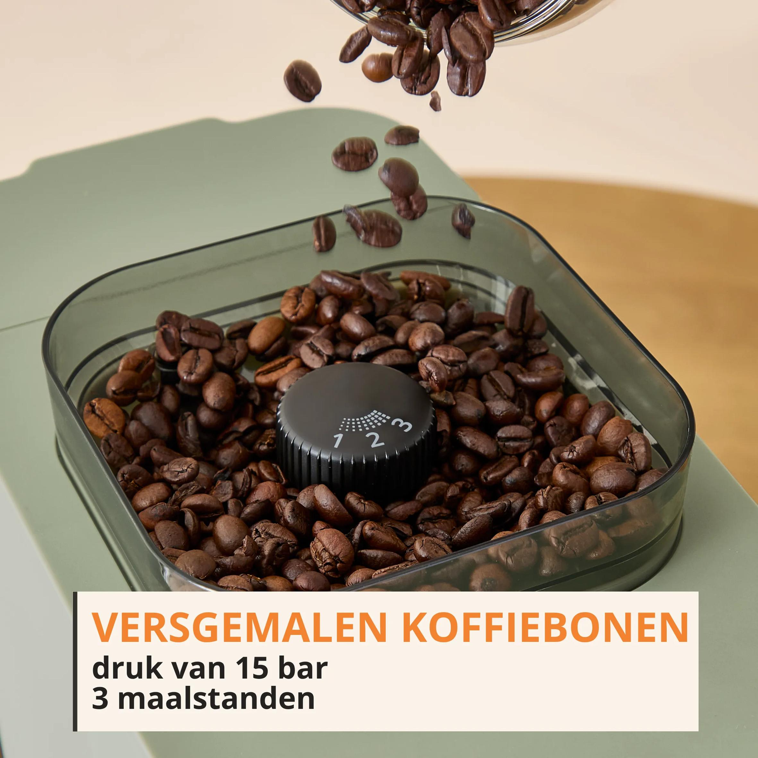 Koffiebonen vallen in een bak met instellingen 1-3. Tekst: Versgemalen koffiebonen.