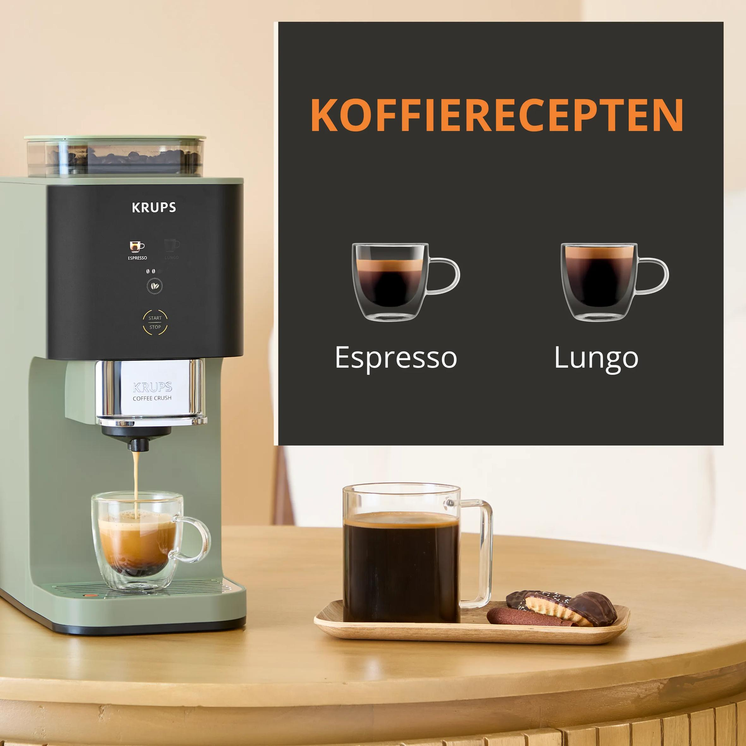 Een Krups espressomachine zet een espresso in een glazen kopje.