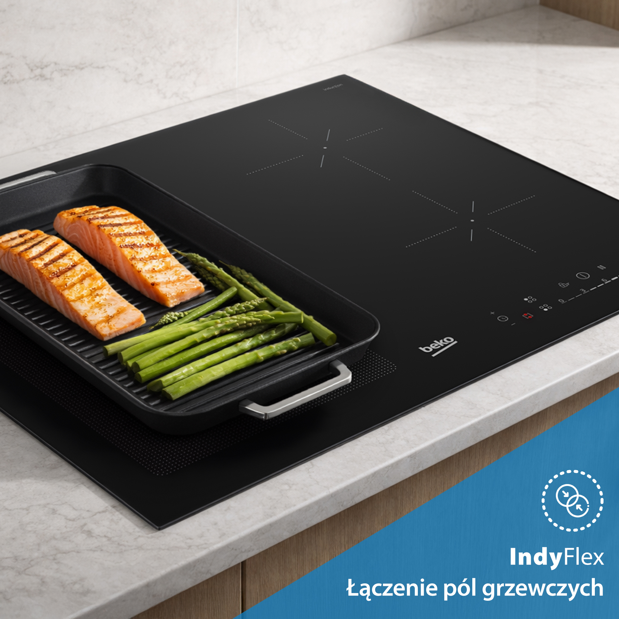 Dwa filety łososia i szparagi na patelni grillowej na płycie indukcyjnej.