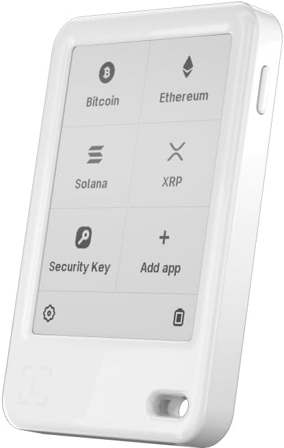 Ein weißes Krypto-Wallet mit einem Bildschirm, der Bitcoin, Ethereum, Solana, XRP anzeigt.