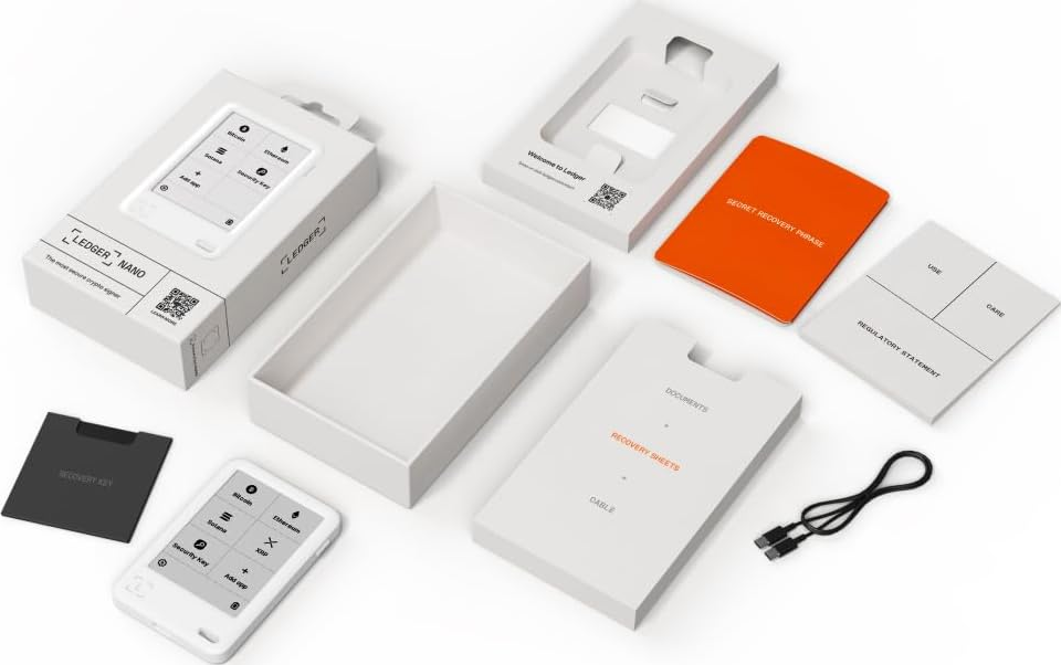 Ledger Nano Krypto-Wallet und Zubehör ausgepackt auf weißem Hintergrund.