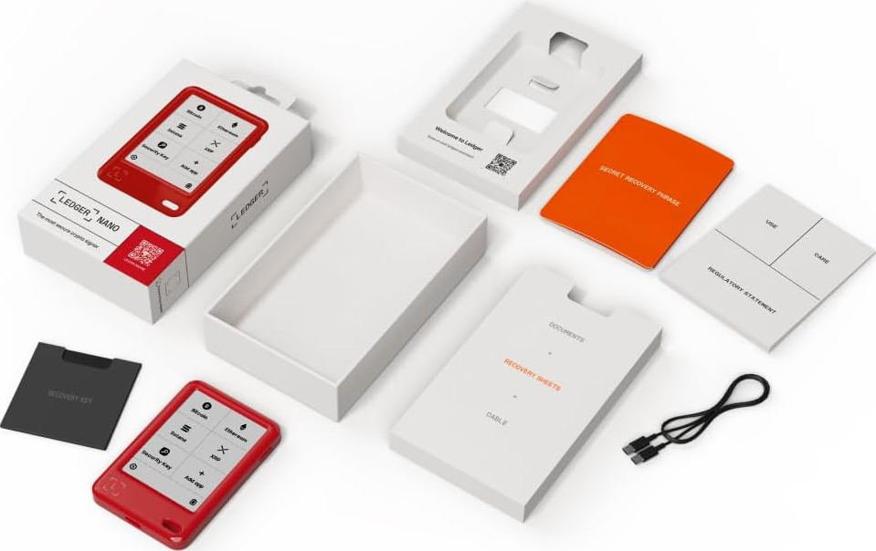 Ledger Nano Krypto-Wallet-Set mit Zubehör, geöffnet auf weißem Hintergrund.