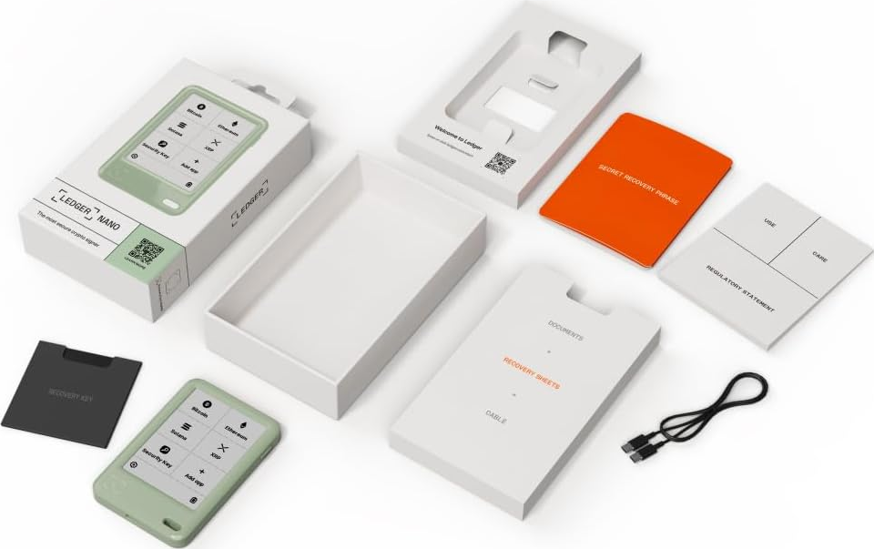 Ledger Nano Krypto-Wallet-Set mit Zubehör, Kabel und Dokumenten.