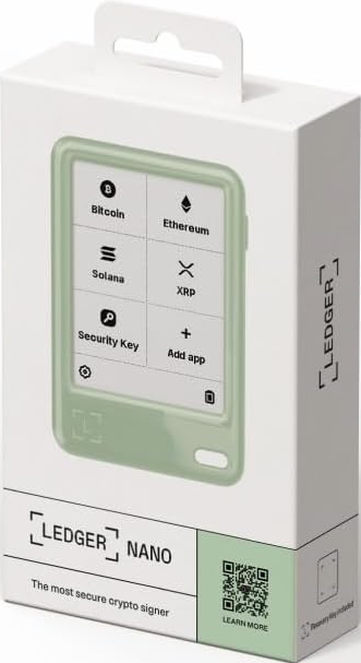 Verpackung eines grünen Ledger Nano Krypto-Signers mit Bitcoin, Ethereum, Solana, XRP-Symbolen.