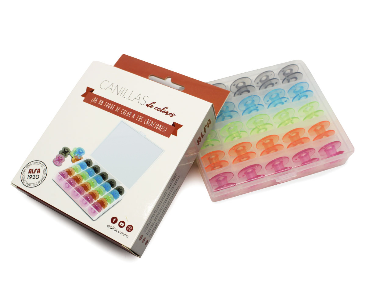 Una caja de bobinas de costura de colores y un paquete al lado.