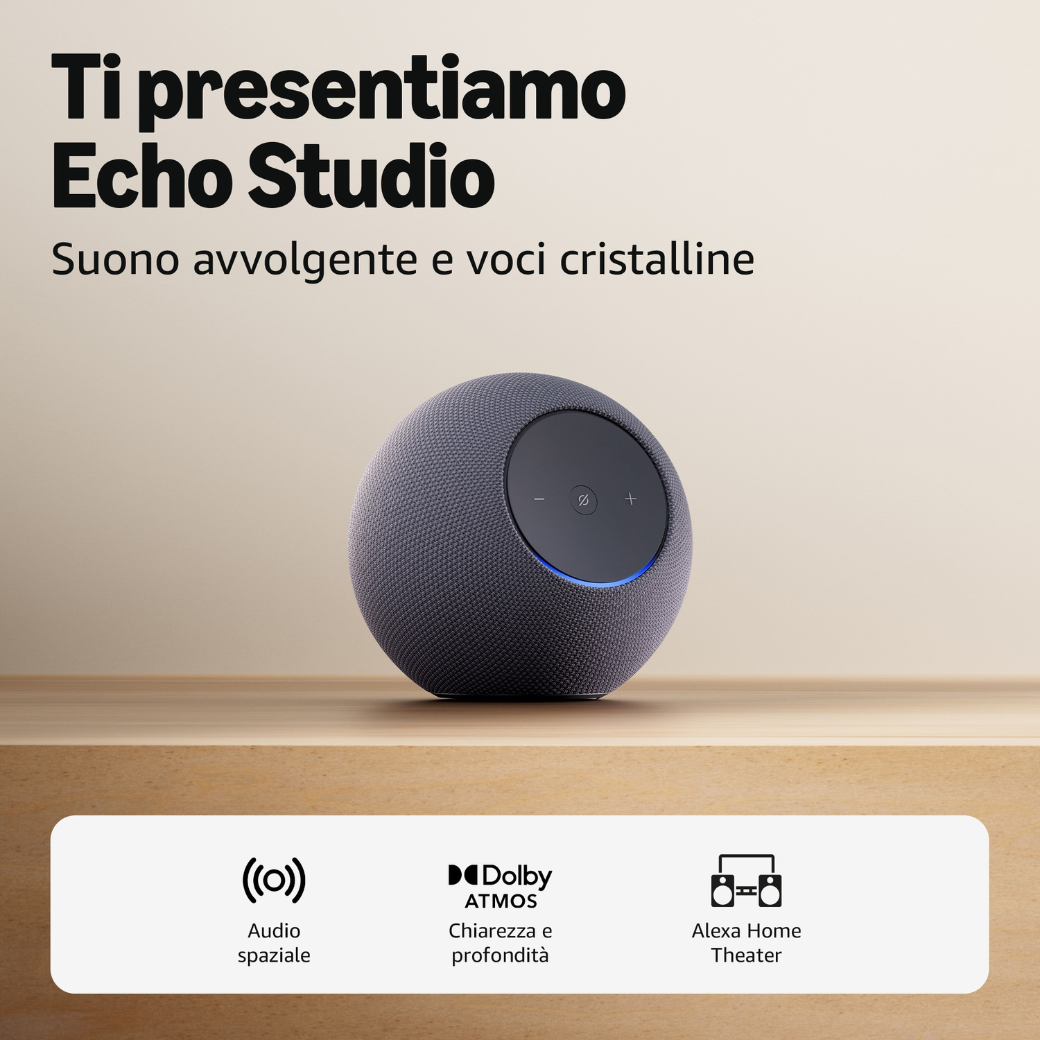 Altoparlante Echo Studio grigio con accenti blu su un tavolo di legno.