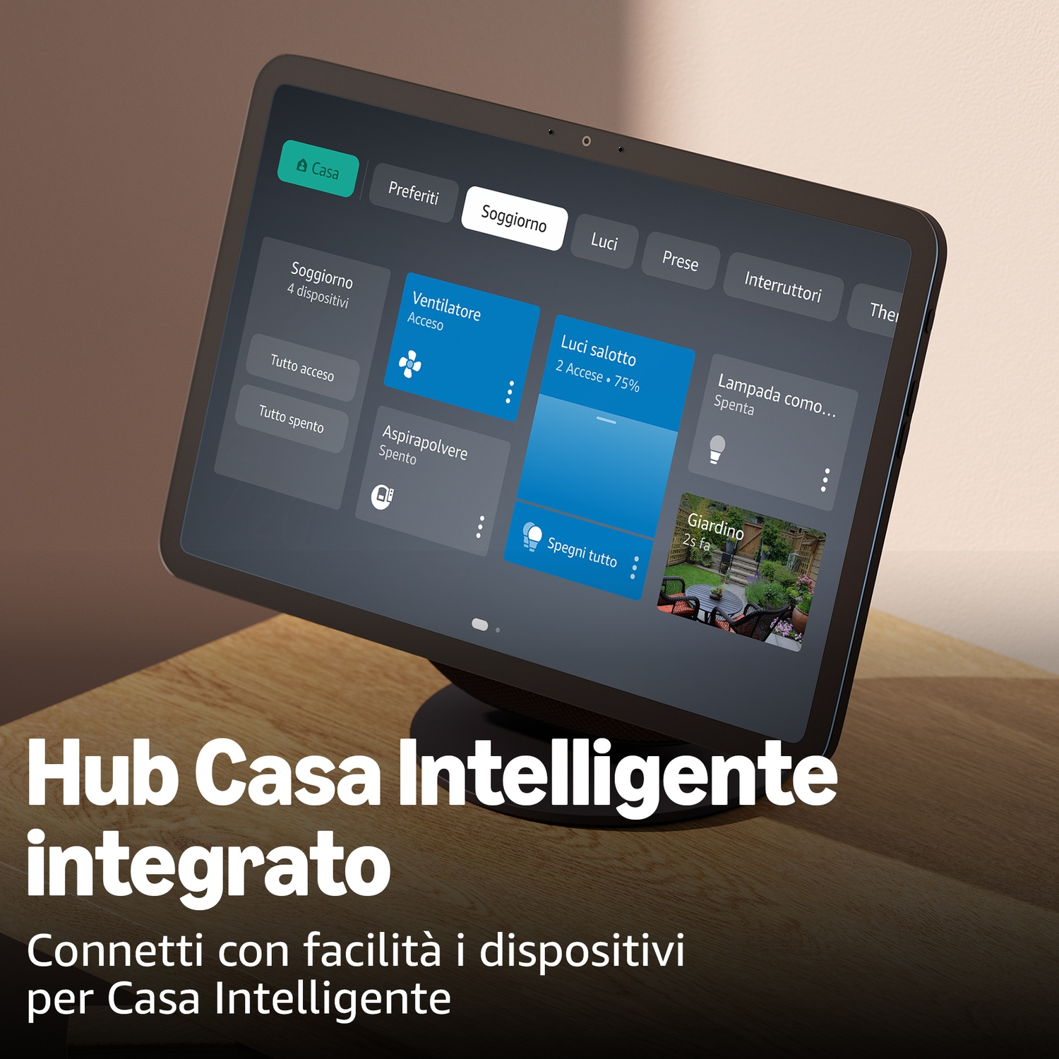 Un tablet mostra un'app per la casa intelligente con dispositivi come ventilatore, luci e lampada.
