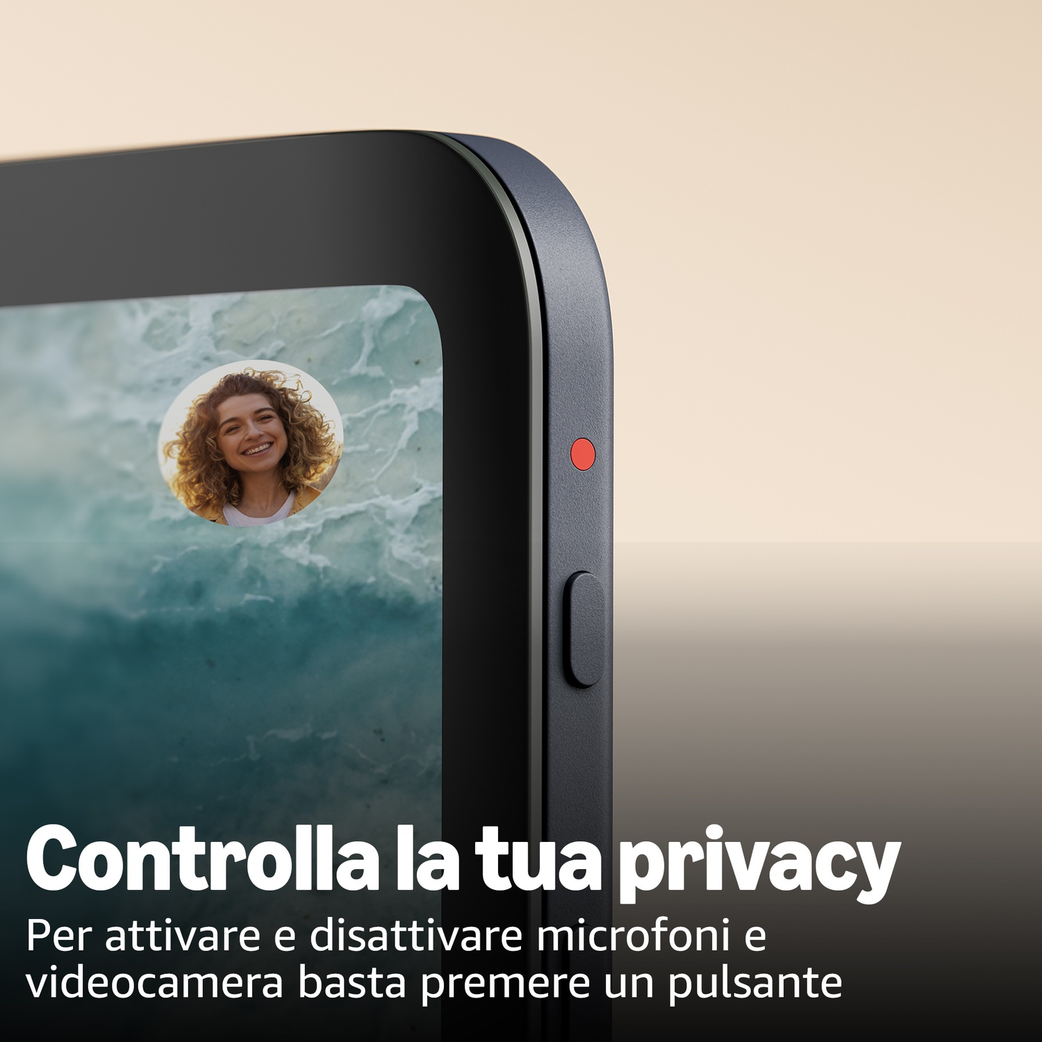 Uno smartphone mostra un ritratto e testo sulla privacy. Un pulsante rosso è visibile.