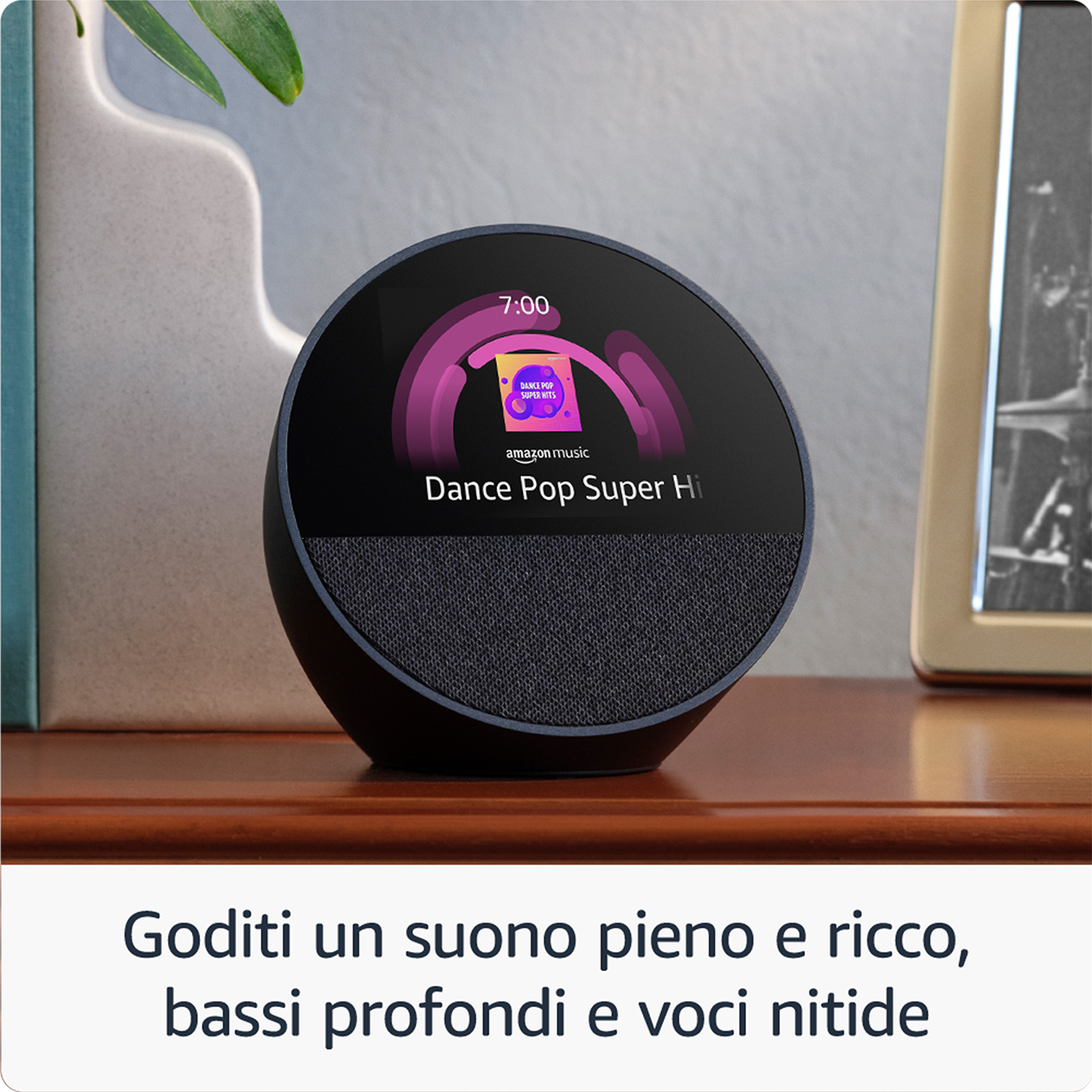 Un Echo Dot nero riproduce musica con copertina e titolo canzone.