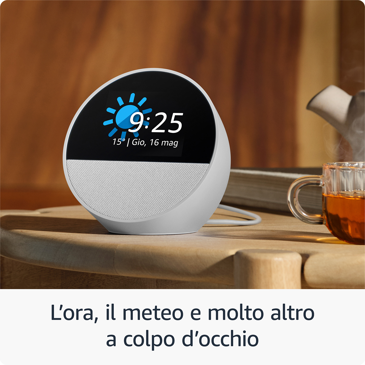 Altoparlante Echo bianco mostra 9:25 e 15°. Una tazza di tè accanto.
