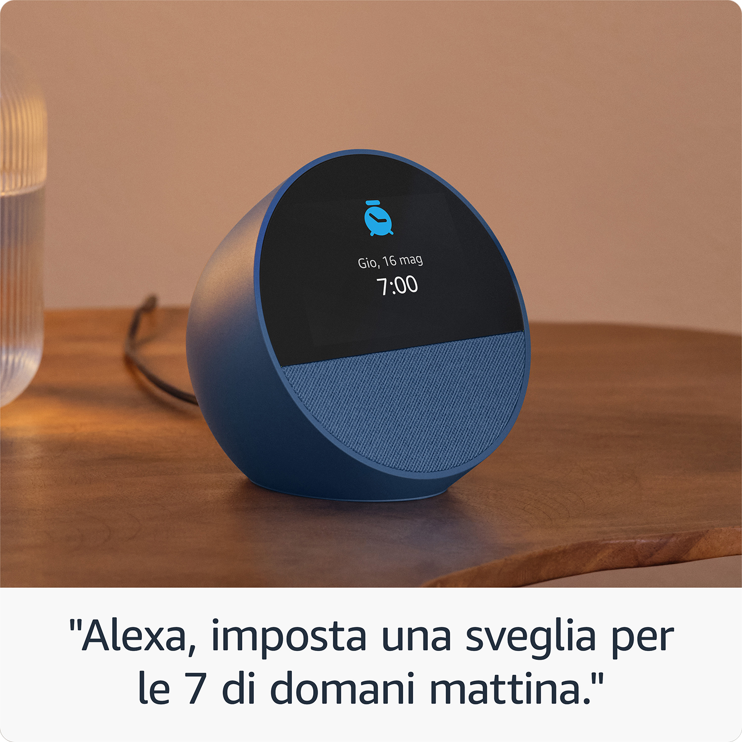 Uno smart speaker blu con schermo che mostra l'ora della sveglia.
