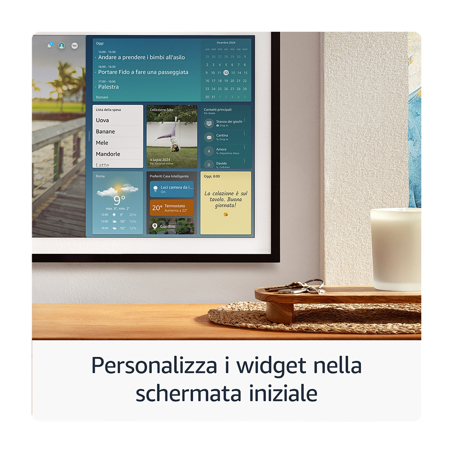 Uno schermo mostra un'interfaccia digitale con widget per calendario, lista della spesa, foto, meteo e casa smart.