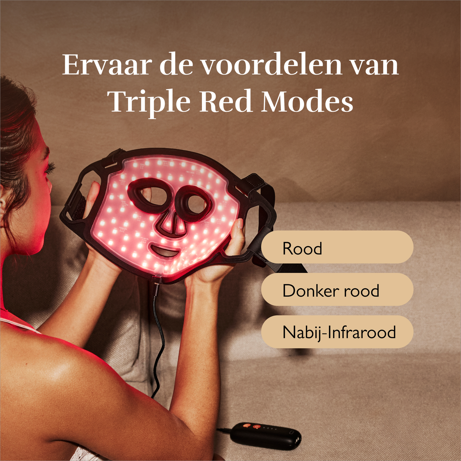 Een vrouw houdt een rood LED-gezichtsmasker vast met drie modi: Rood, Donkerrood, Nabij-Infrarood.