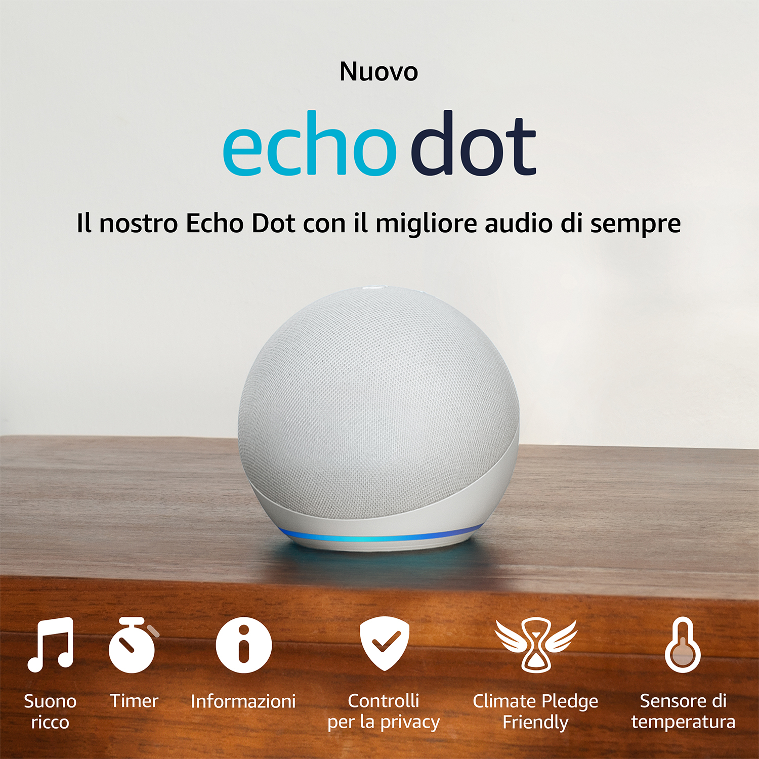Un Echo Dot bianco con anello luminoso blu su tavolo in legno. Icone sotto.