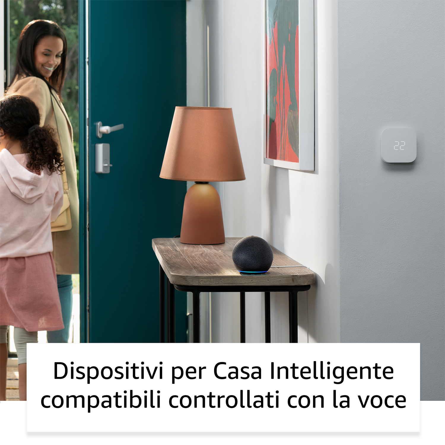 Un Echo Dot nero su tavolo in legno accanto a una lampada. Termostato segna 22.