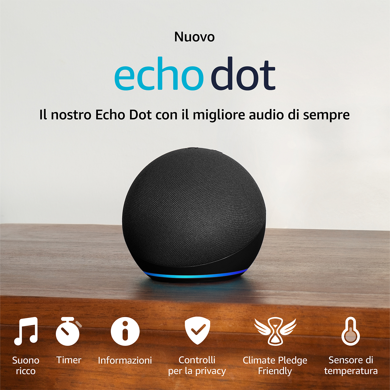 Echo Dot nero con luce blu su una mensola di legno.