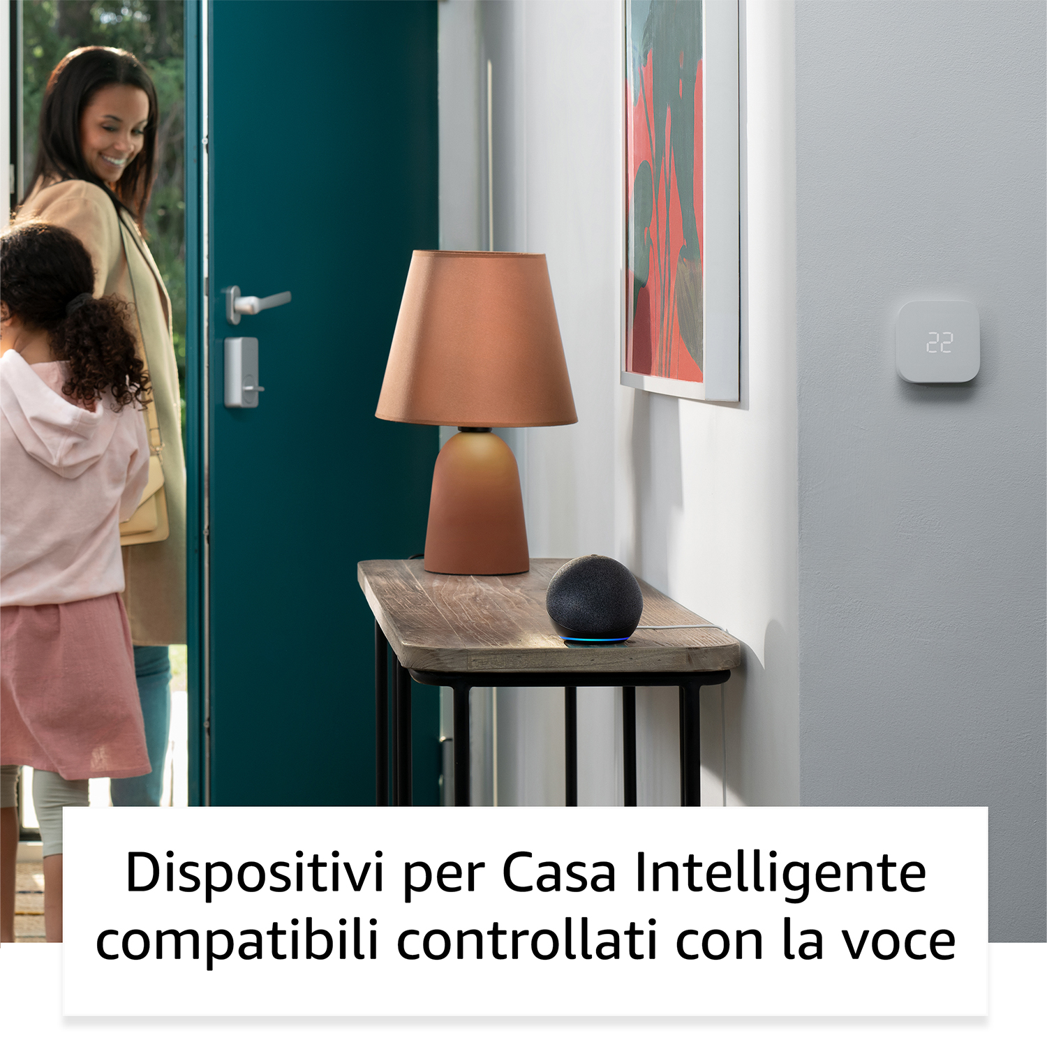 Donna e bambina entrano. Lampada, dispositivo Alexa, termostato.