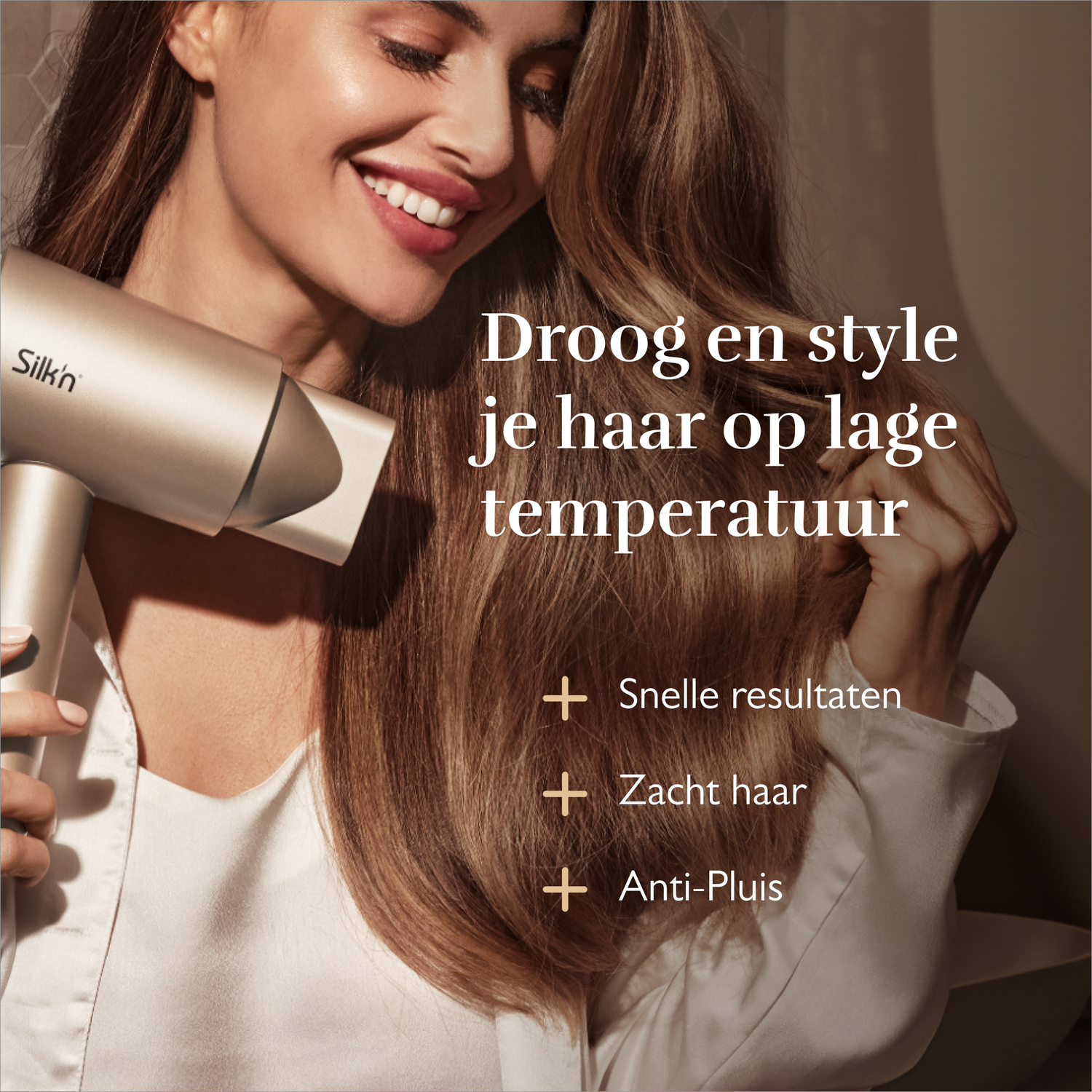 Vrouw droogt haar met gouden föhn, tekst over haarverzorging.