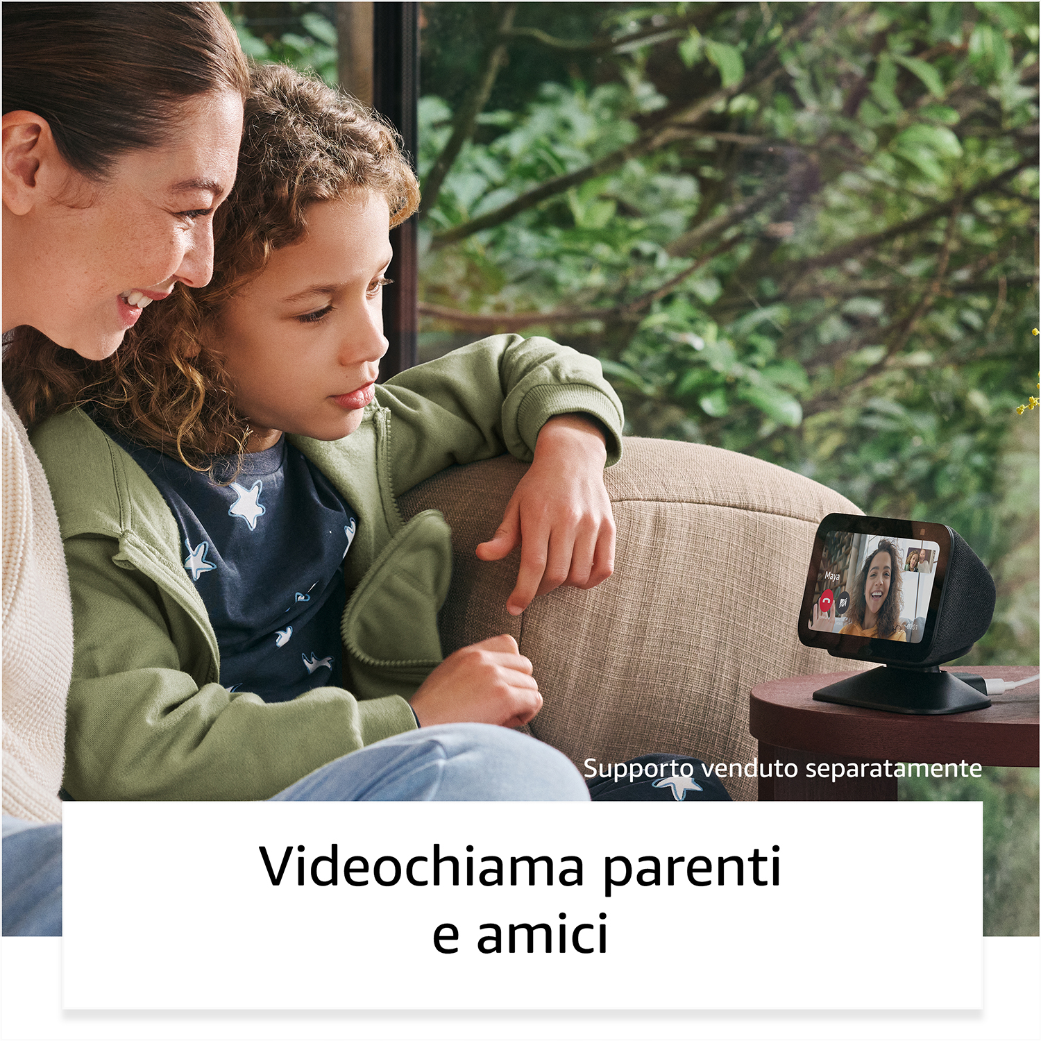 Madre e figlio guardano uno schermo Echo Show che mostra una videochiamata.