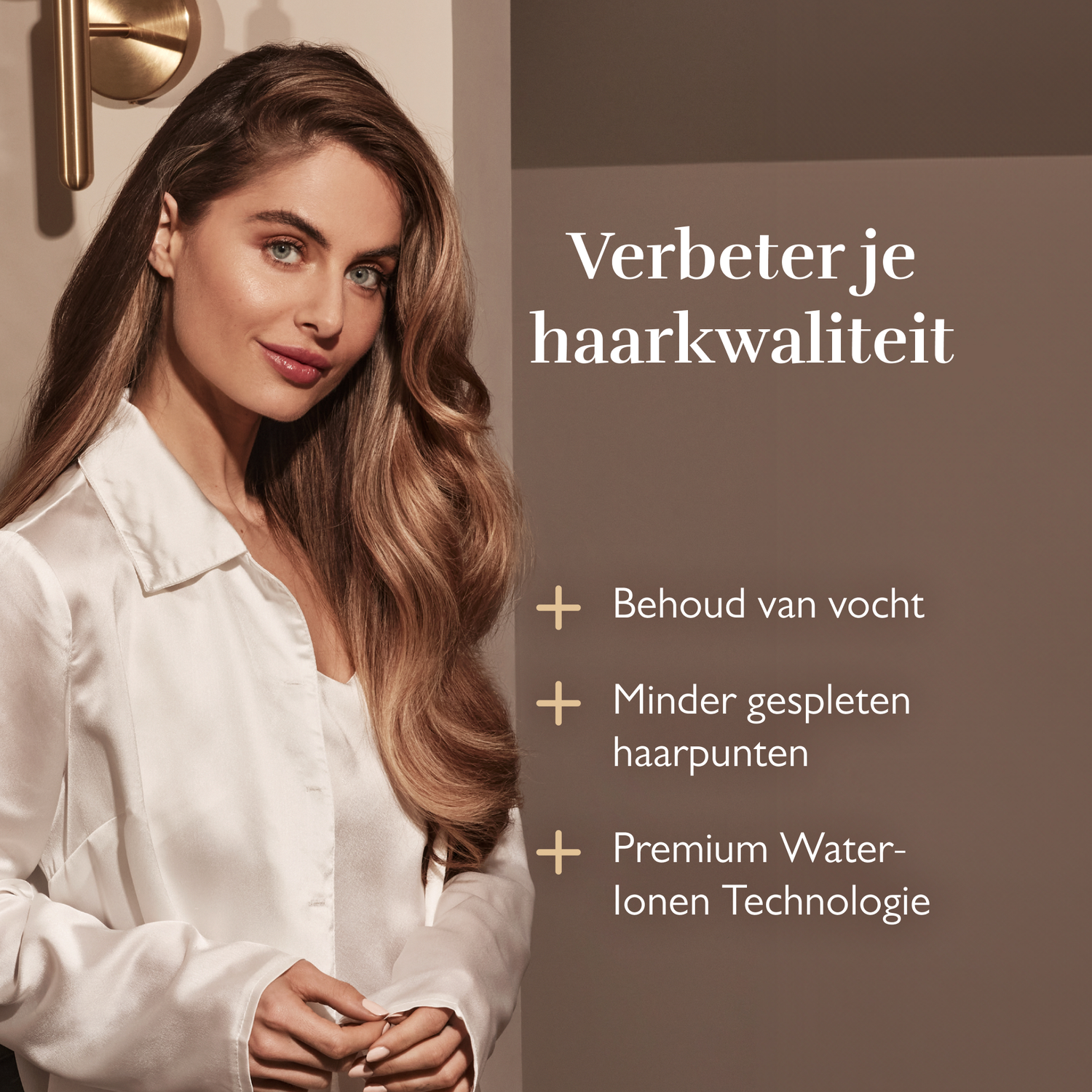 Vrouw met lang, golvend haar en wit hemd. Tekst over haarkwaliteit.