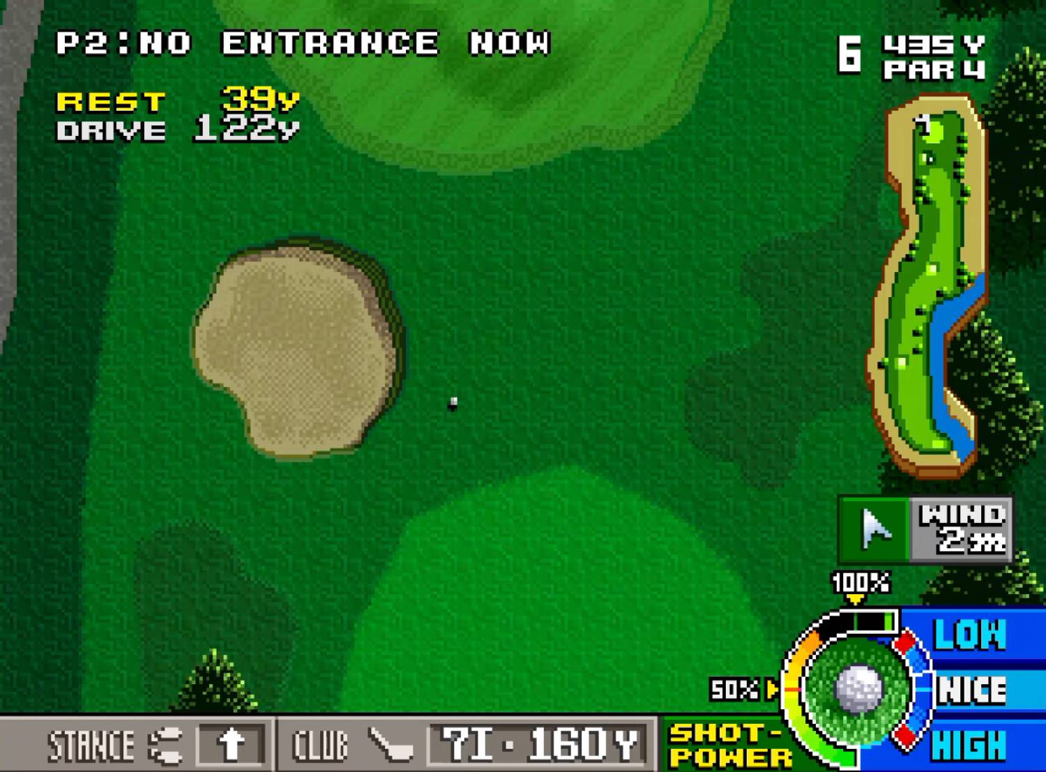 Campo de golf con búnker de arena, agua e información del juego. Es un videojuego.