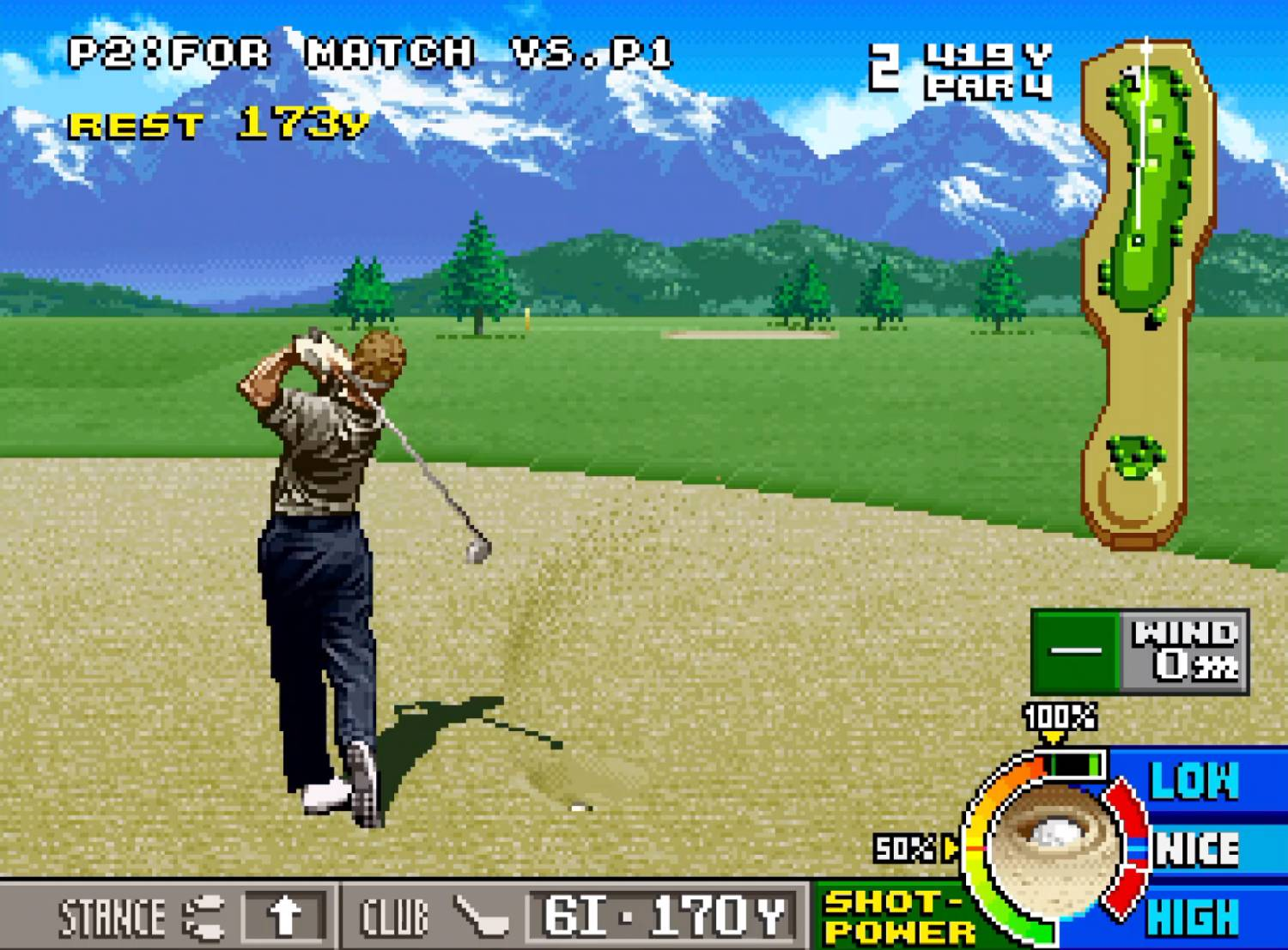 Golfista golpea bola en trampa de arena, montañas al fondo, interfaz