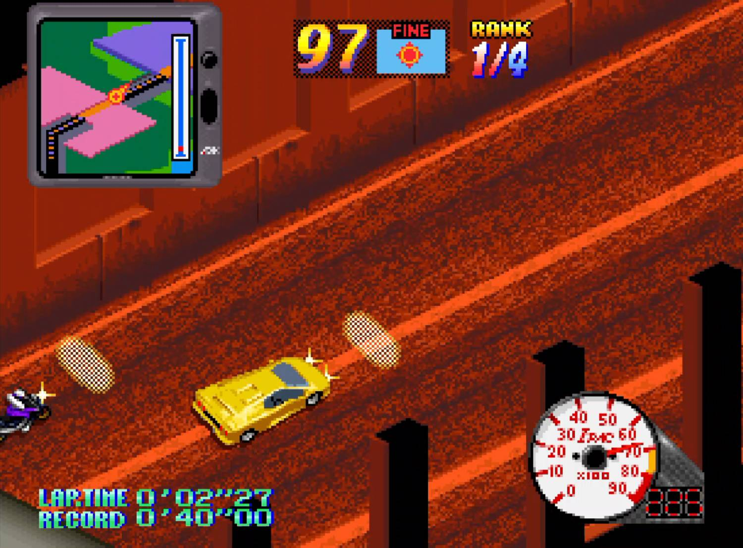 Juego de carreras: Un coche amarillo en una pista naranja junto a una motocicleta. Pantalla arriba izquierda.