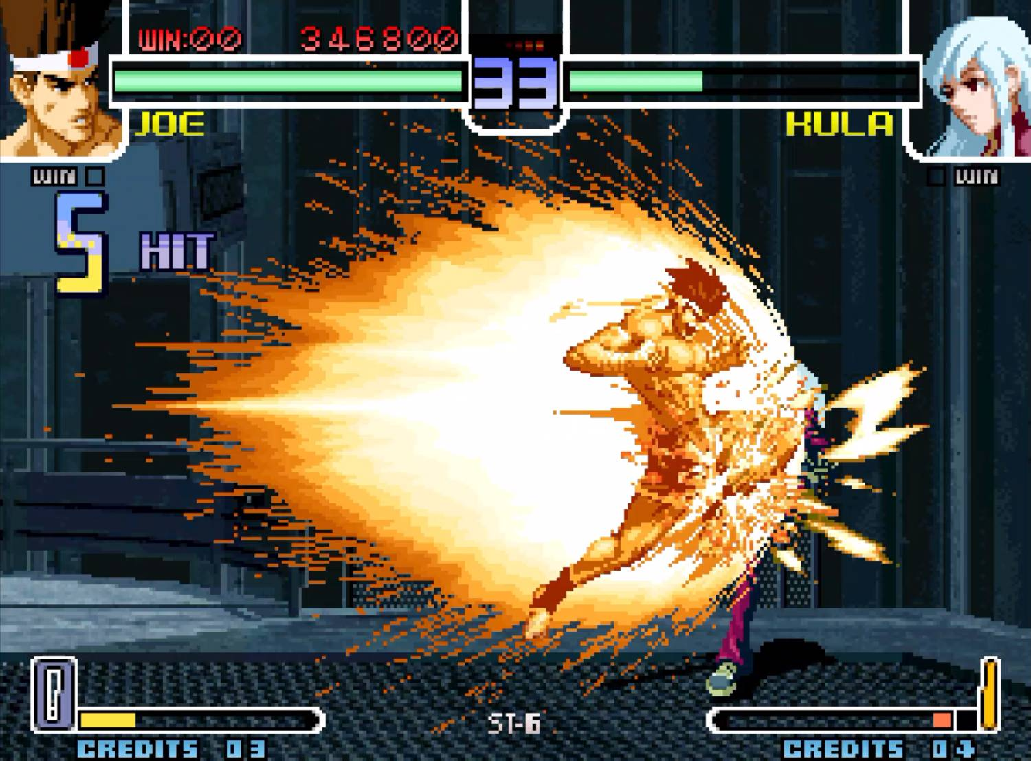 Joe lucha contra Kula con una ráfaga de fuego en un videojuego.