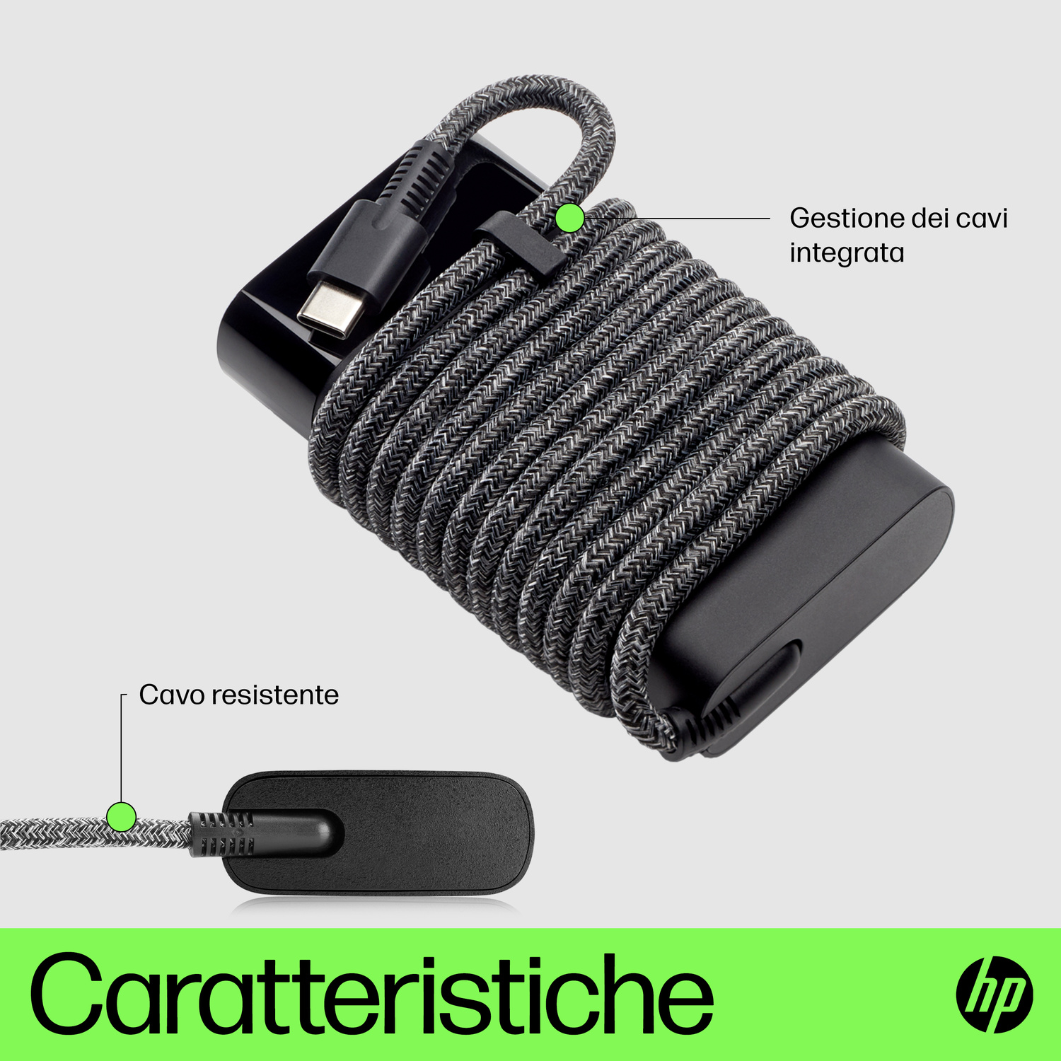 Adattatore di ricarica nero con cavo USB-C avvolto e gestione cavi integrata.