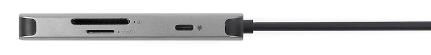 Lector de tarjetas gris con puertos SD, microSD y USB-C. Un cable oscuro se extiende a la derecha.