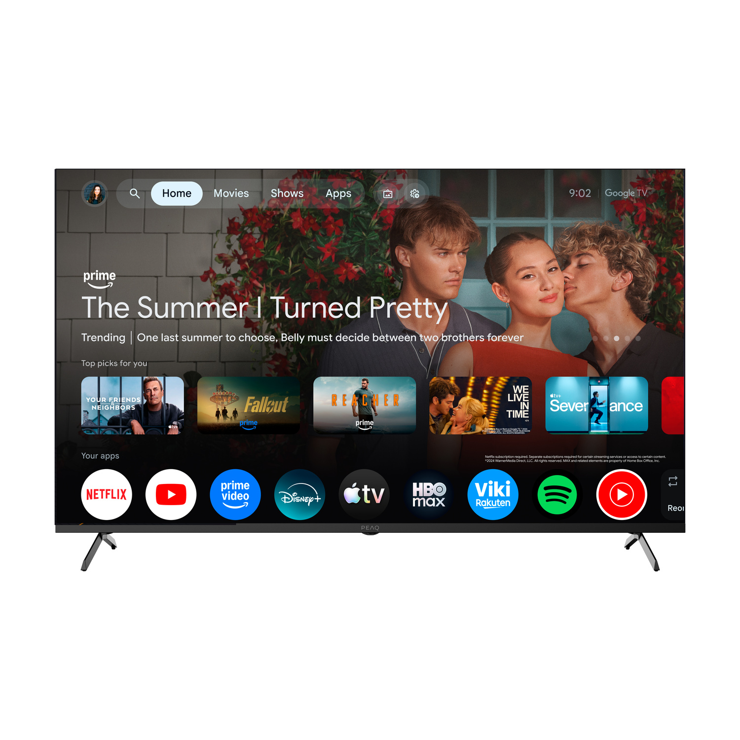 Uno schermo TV mostra un'interfaccia Google TV con selezioni di film e icone di app.
