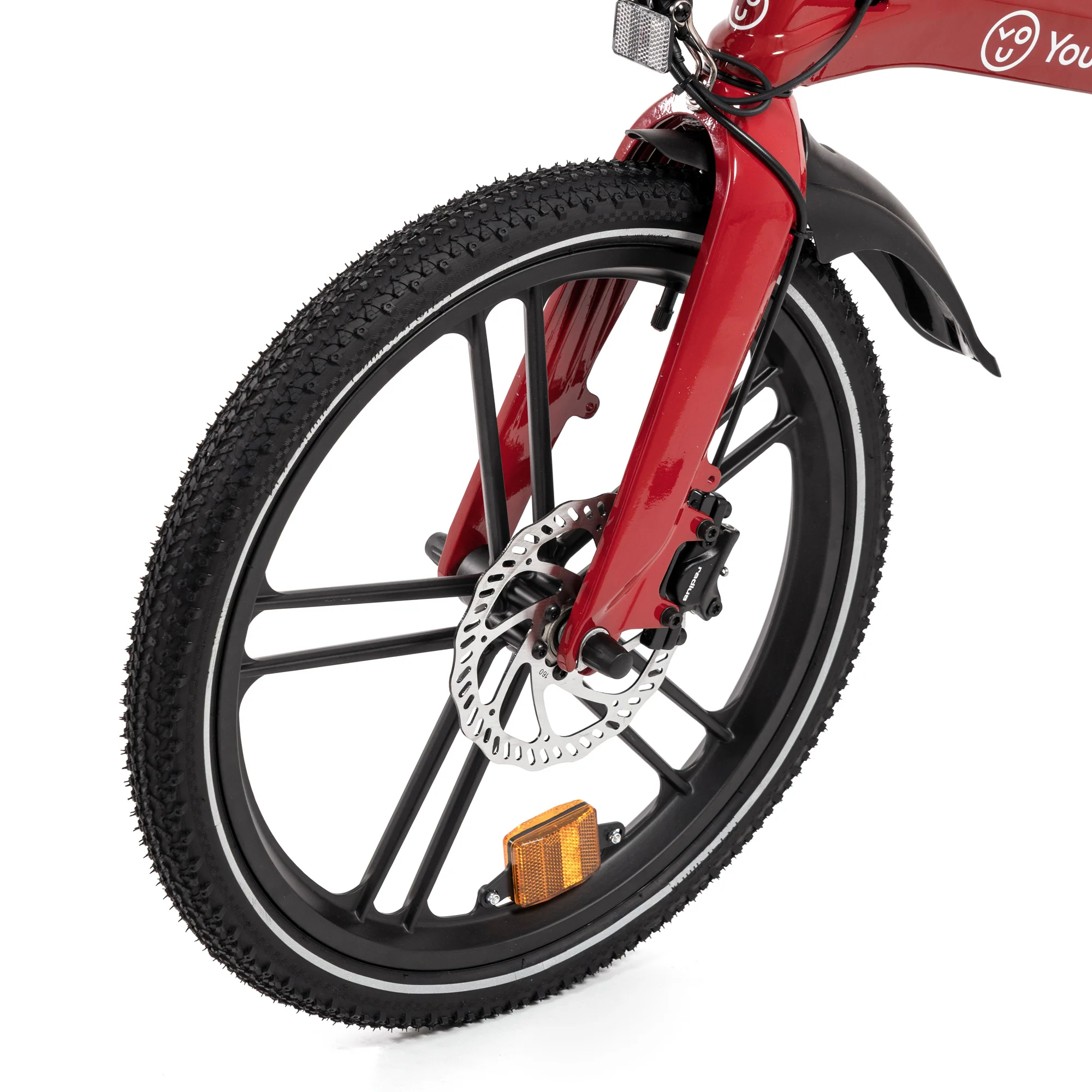 Rueda delantera de bicicleta roja con freno de disco y reflectante.
