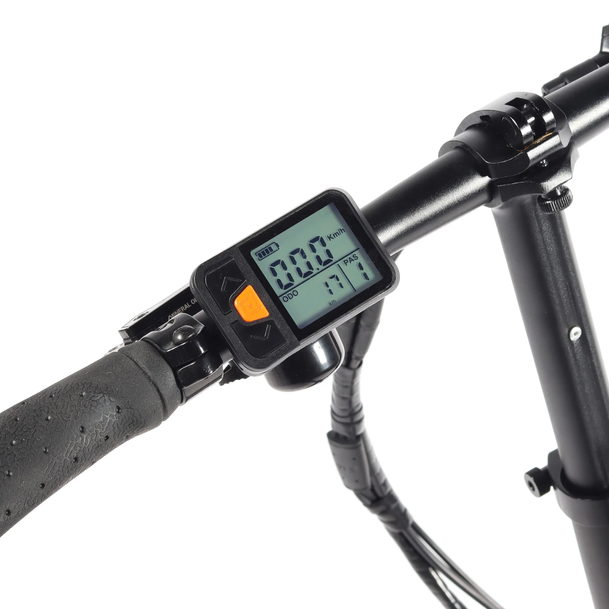 Primer plano de la pantalla digital y el puño de una e-bike, mostrando lecturas de odómetro y velocidad.
