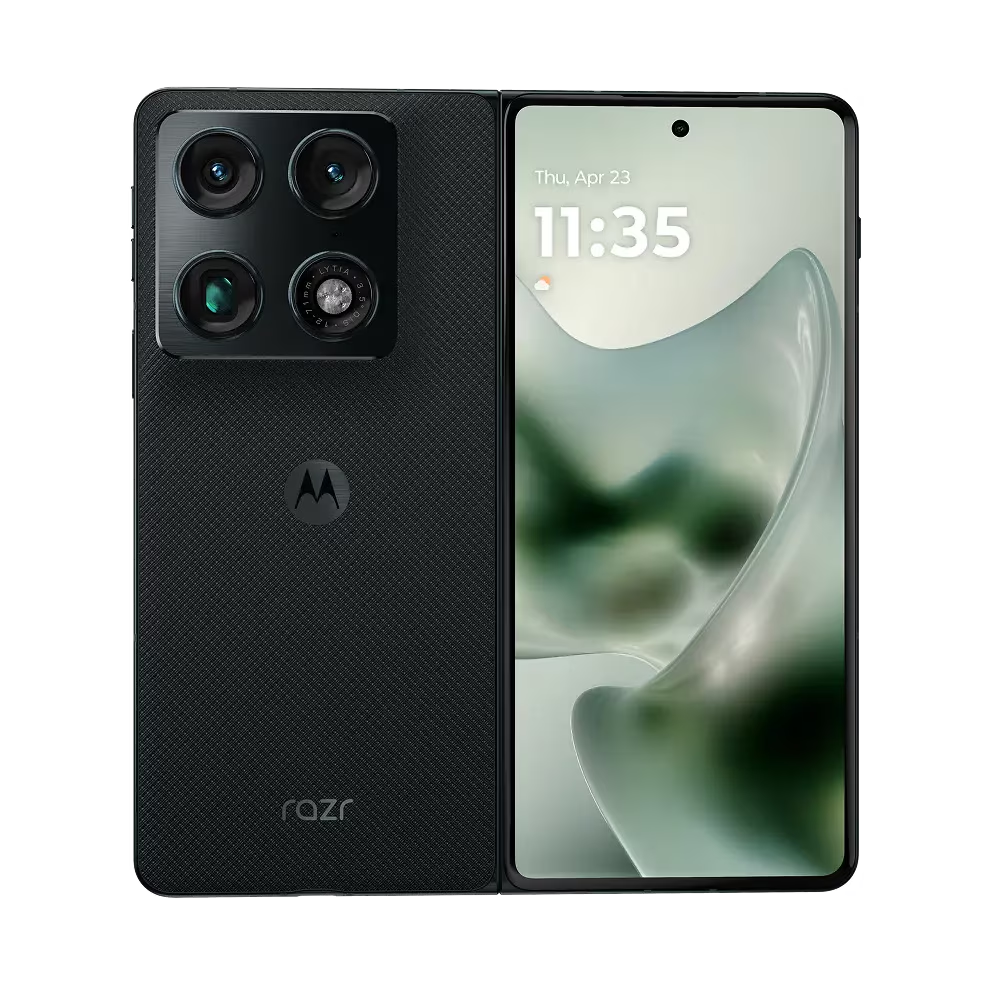 Un smartphone Motorola Razr plegable negro con cuatro cámaras en la parte trasera.