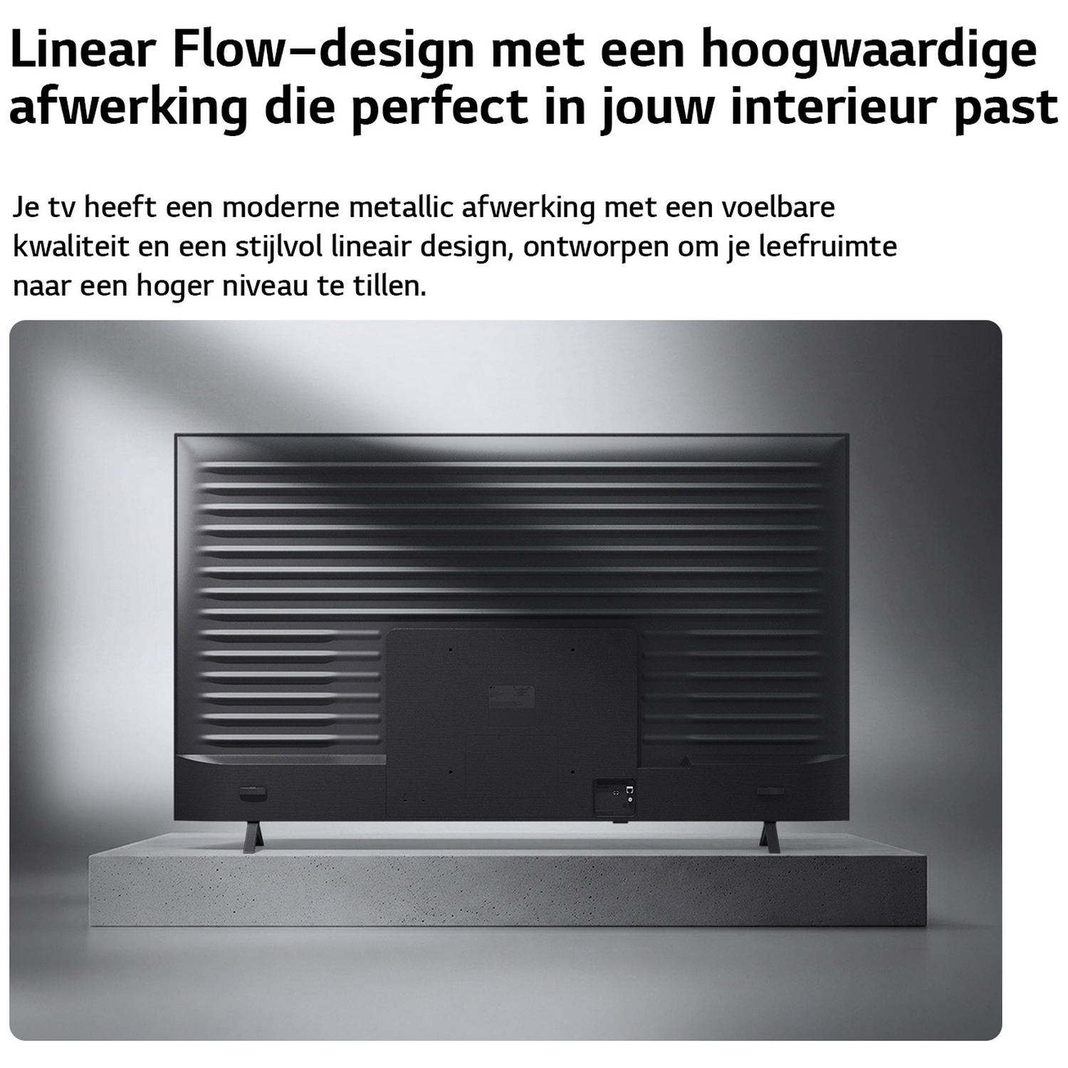 Achterkant van een zwarte televisie op een betonnen blok.