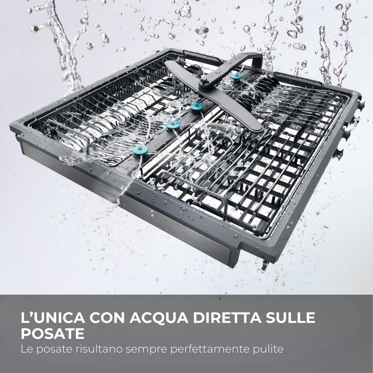 Cestello lavastoviglie con acqua nebulizzata, posate nel cassetto superiore.