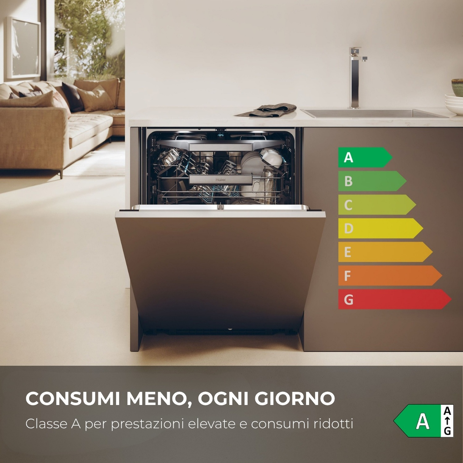 Una lavastoviglie aperta con etichetta energetica A, davanti a un soggiorno.