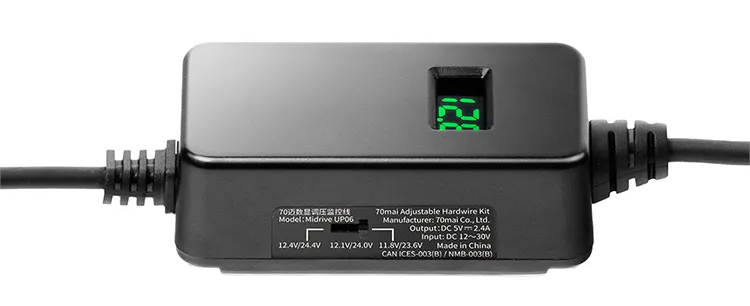 Czarny zestaw przewodów 70mai z zielonym wyświetlaczem cyfrowym i kablami.