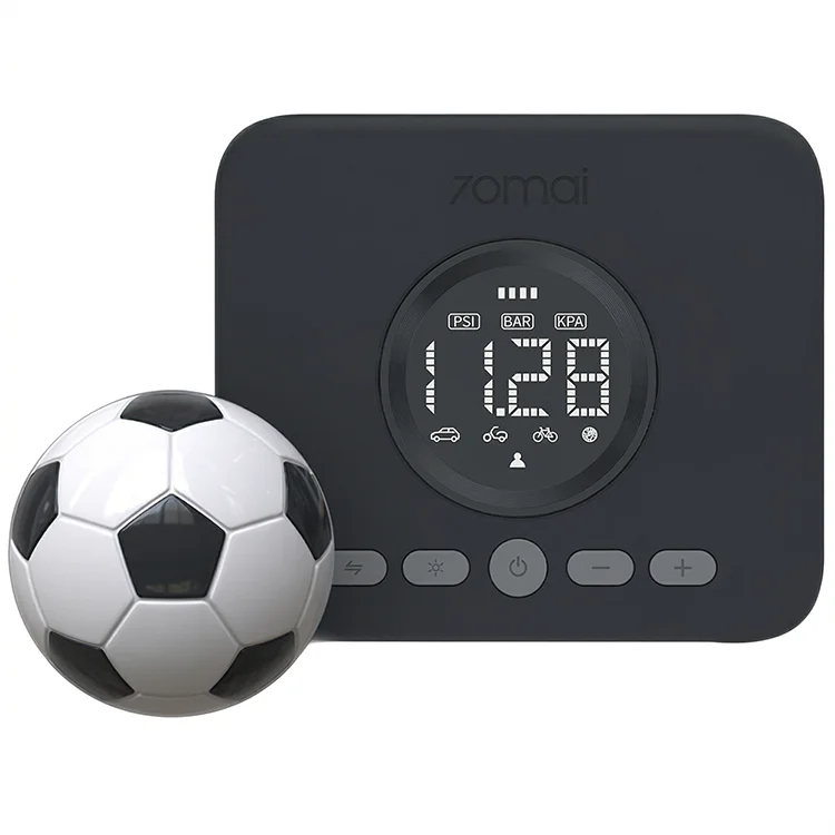 Czarna pompka 70mai z cyfrowym wyświetlaczem obok czarno-białej piłki nożnej.
