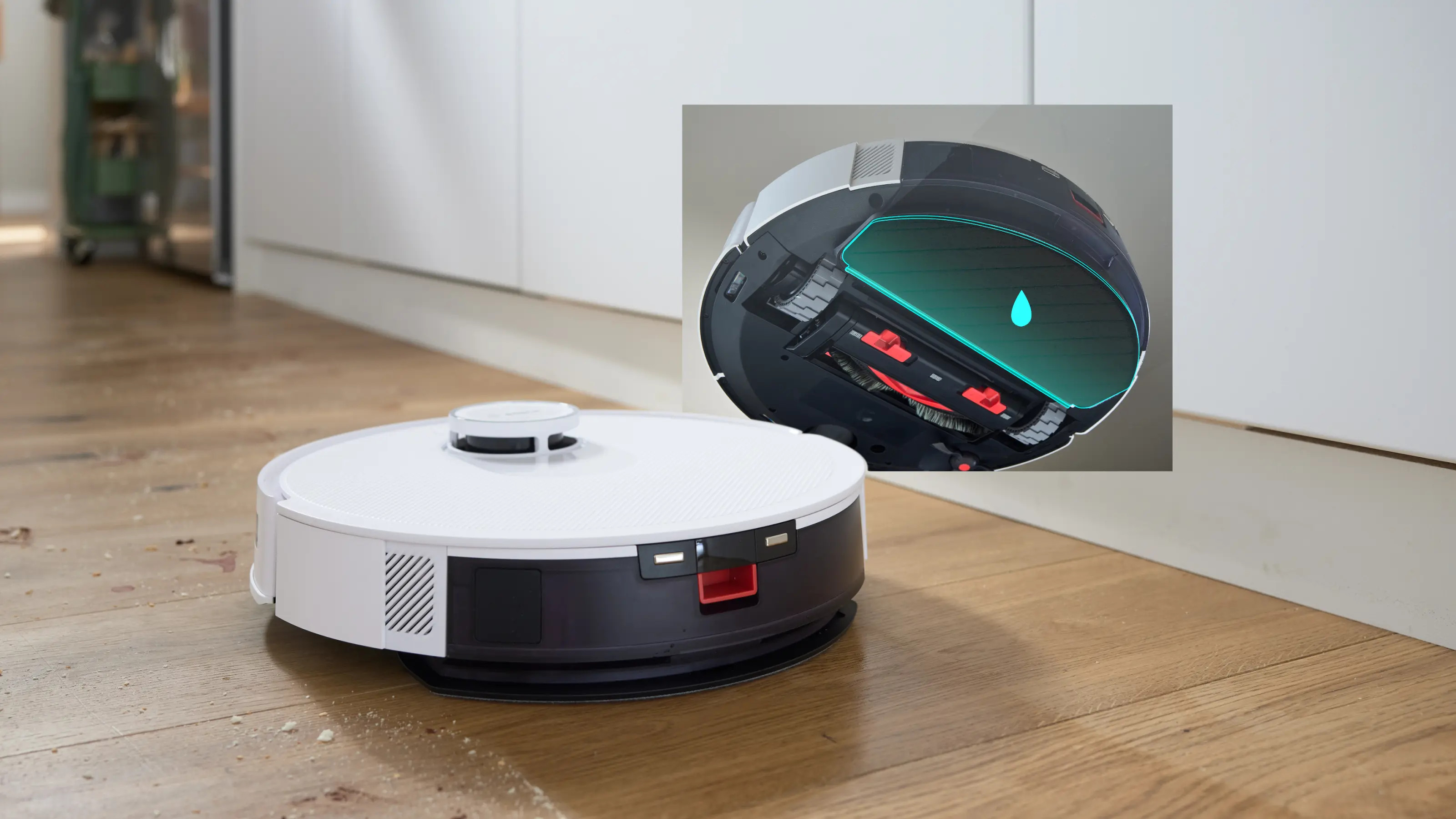 Biały robot sprzątający czyści drewnianą podłogę z zanieczyszczeniami.
