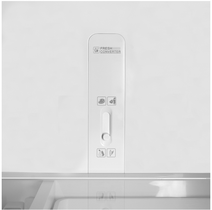 Interno bianco del frigorifero con pannello di controllo Fresh Converter e icone per carne, pesce, frutta e verdura.