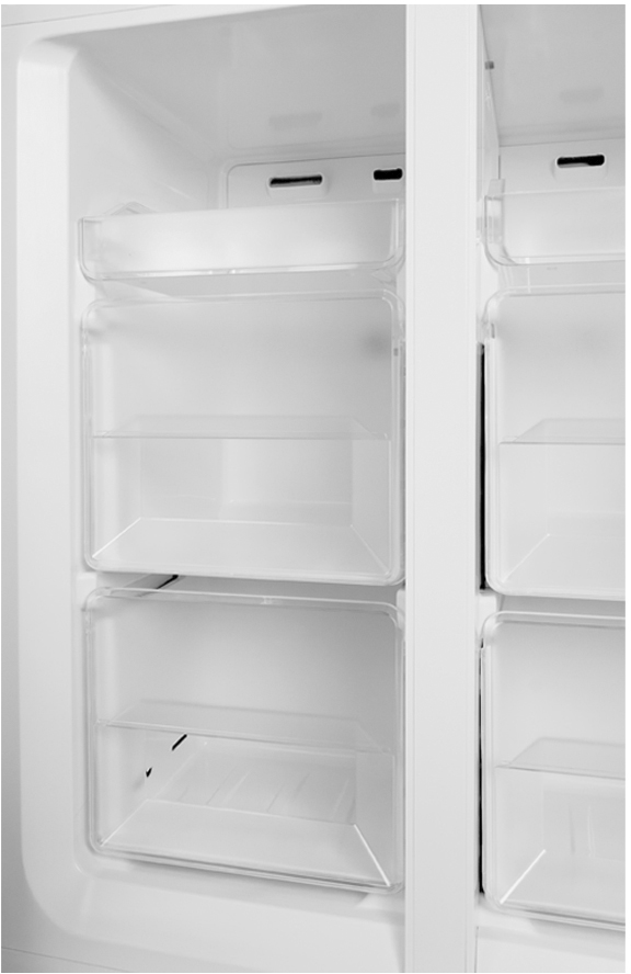 Cassetti trasparenti vuoti all'interno di un frigorifero bianco.