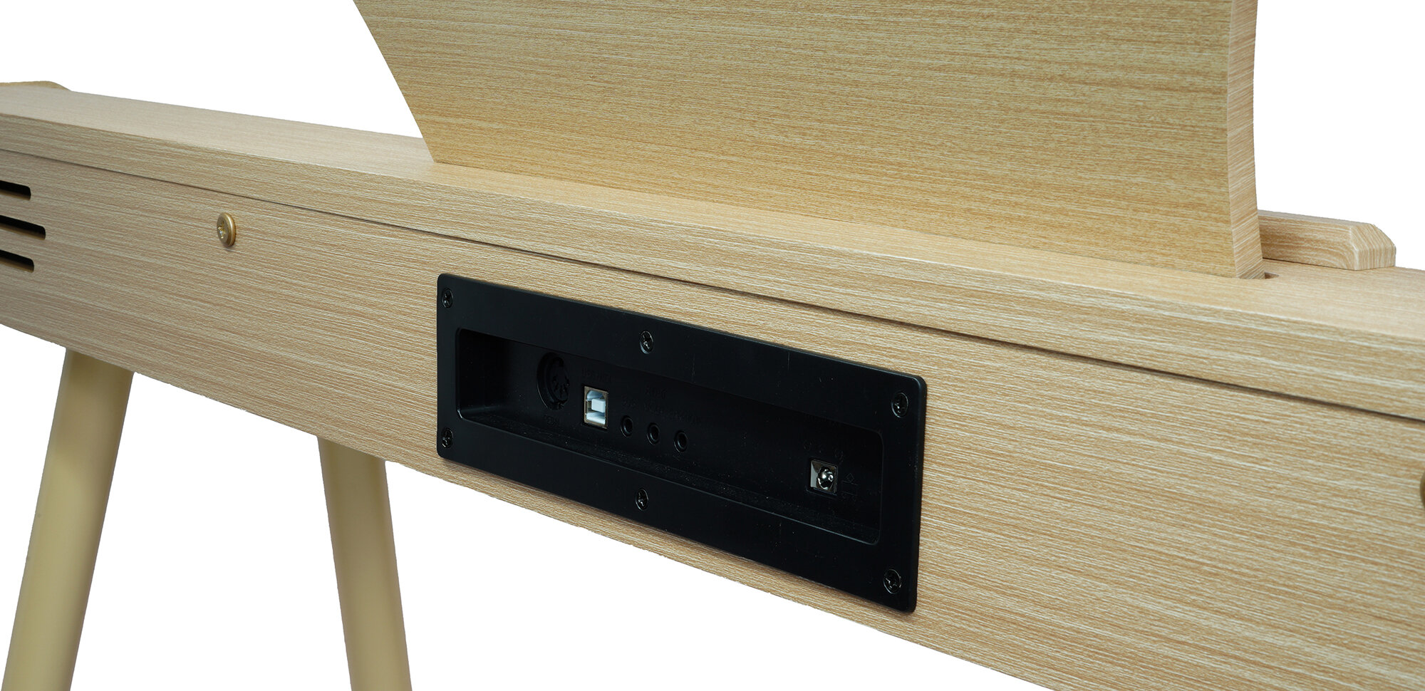 Zbliżenie panelu portów ze złączami USB i MIDI na jasnobrązowych drewnianych meblach.