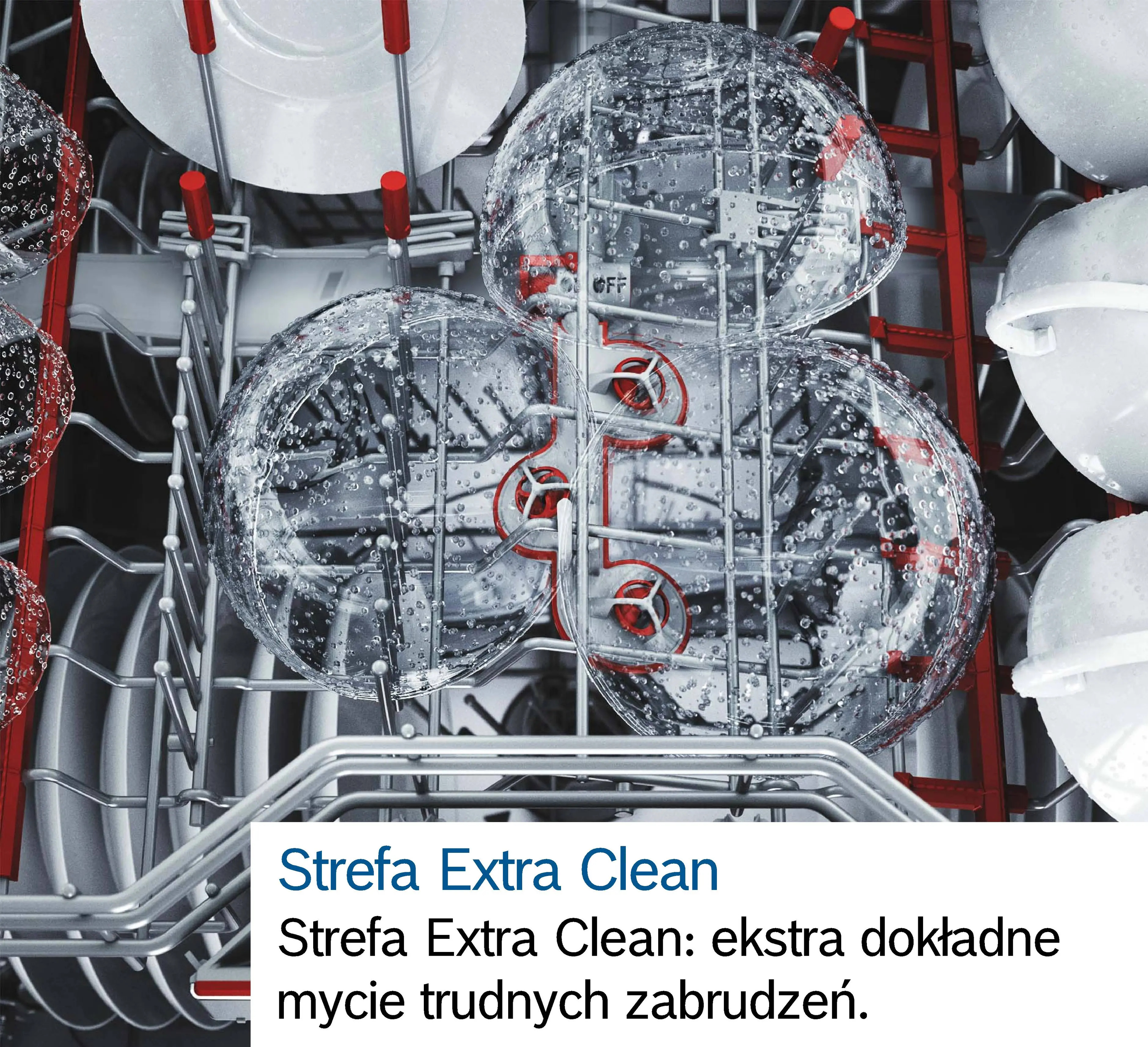 Zbliżenie kosza zmywarki ze szklankami, talerzami i ramionami spryskującymi wodę.