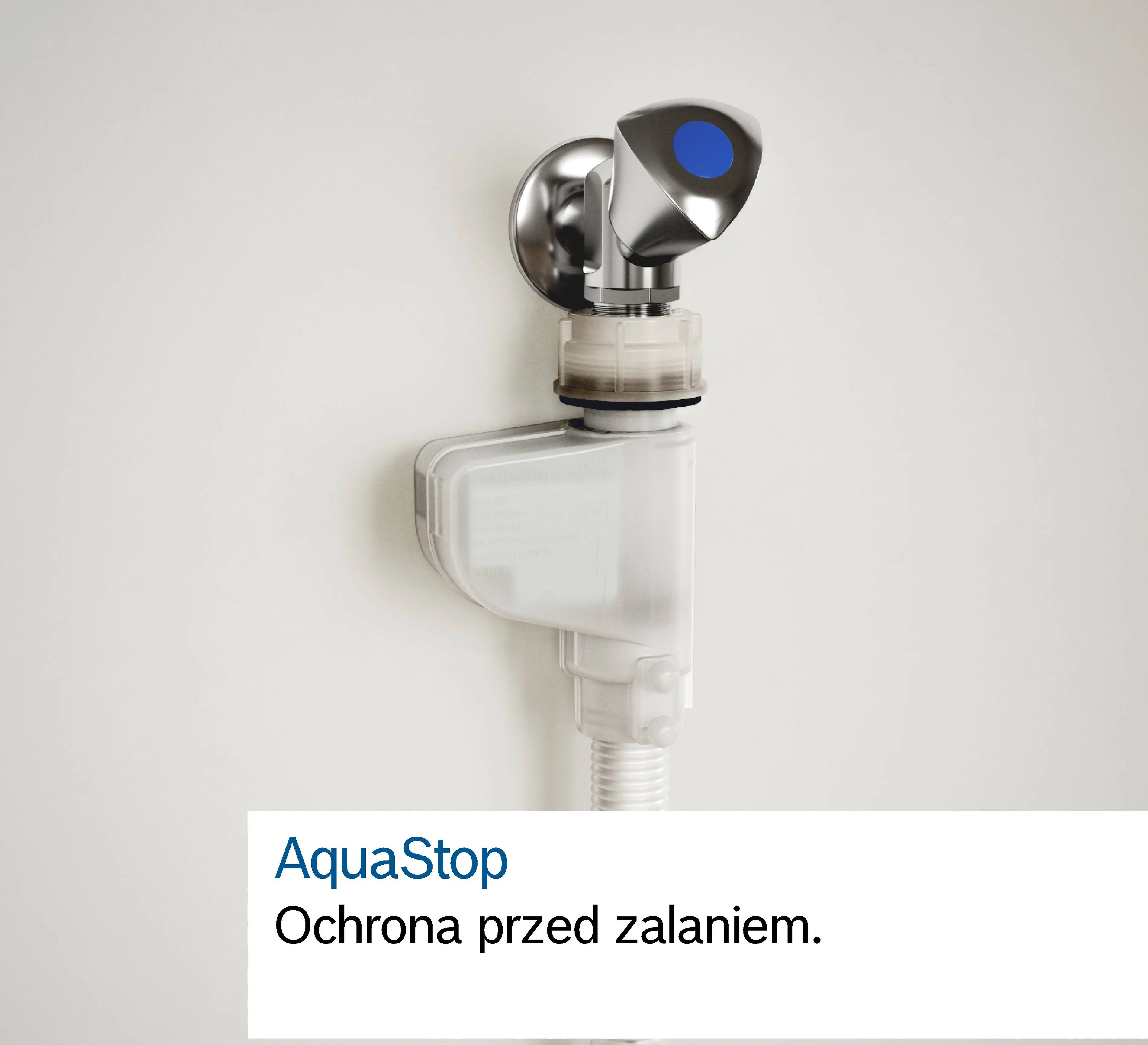 Urządzenie AquaStop z niebieskim przyciskiem na białej ścianie.