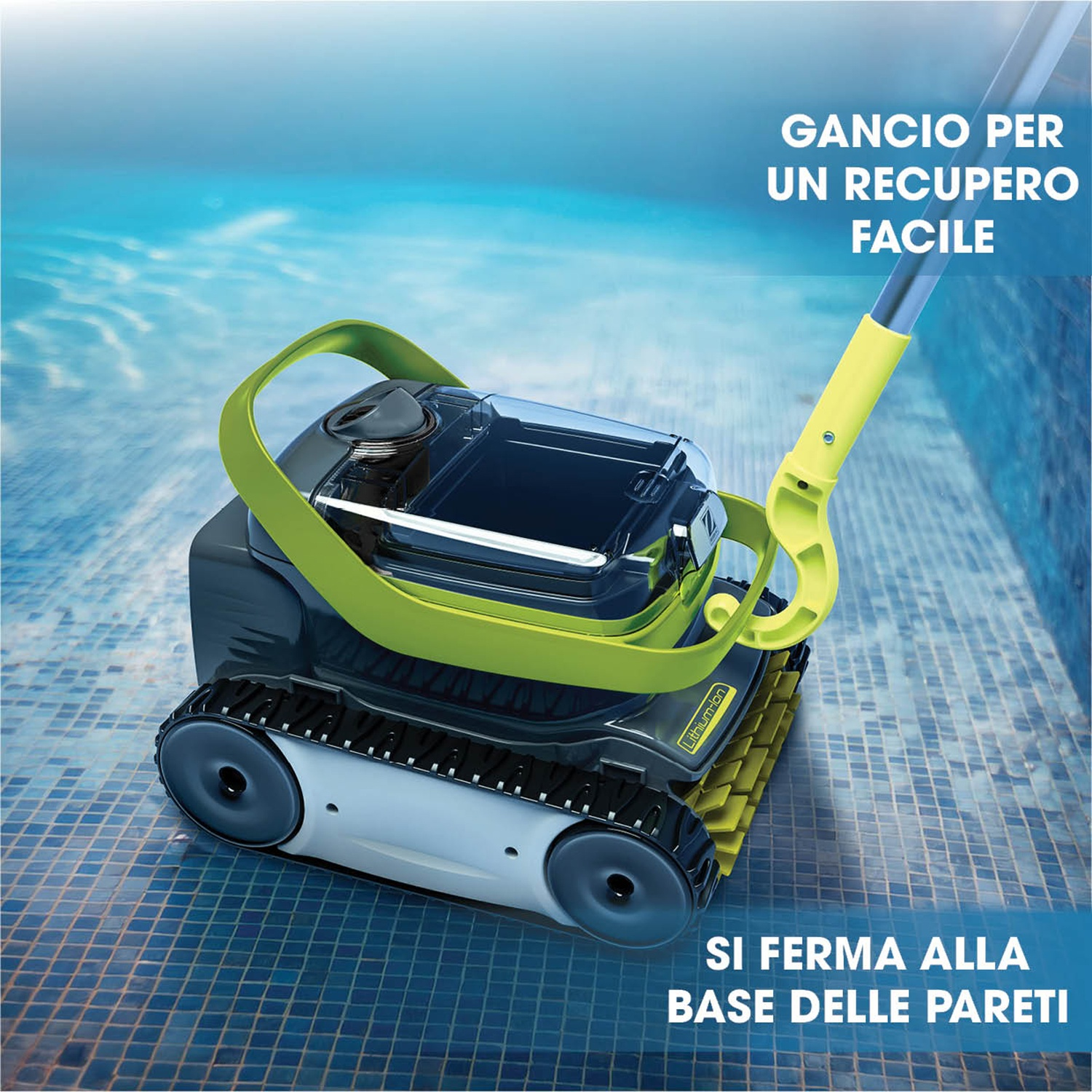 Un pulitore per piscina con manico e ruote poggia sul fondo piastrellato.