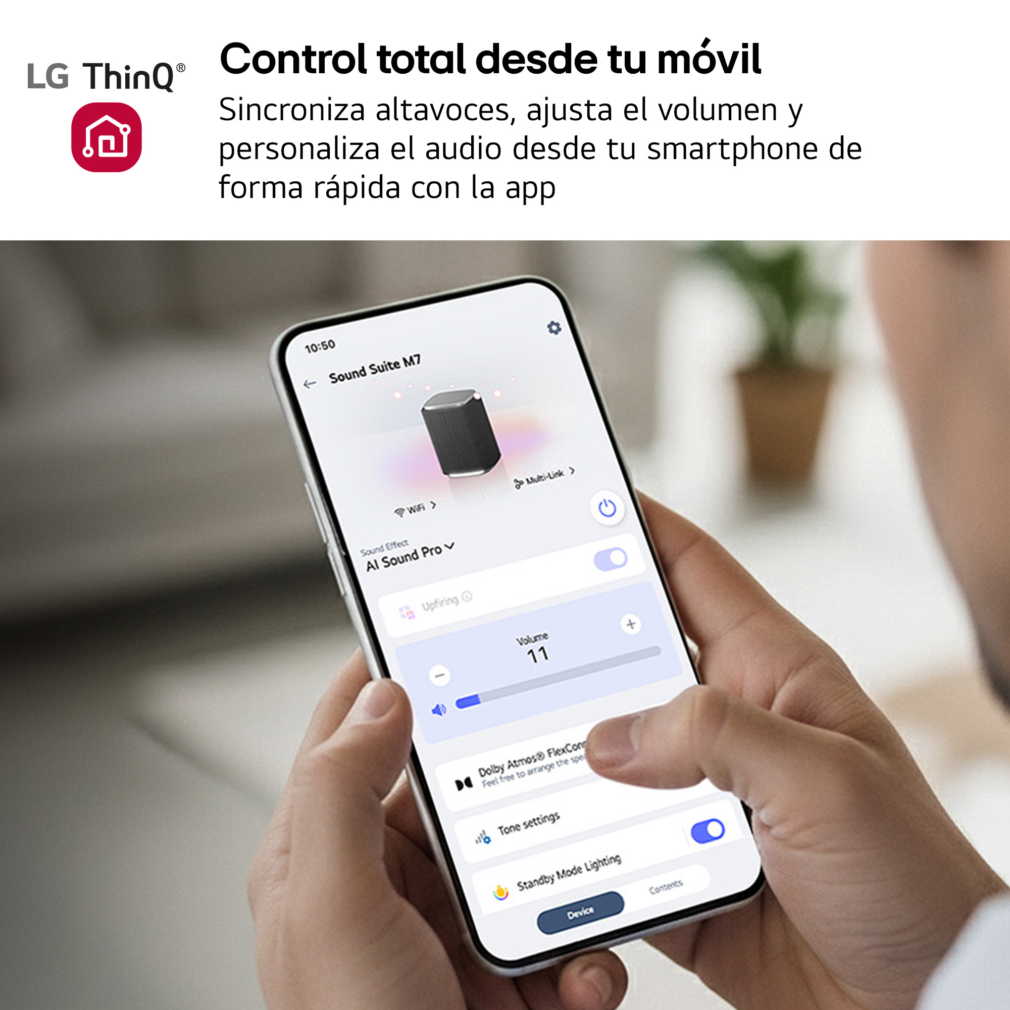 Una mano sostiene un smartphone con la app LG ThinQ y controles de altavoz abiertos.